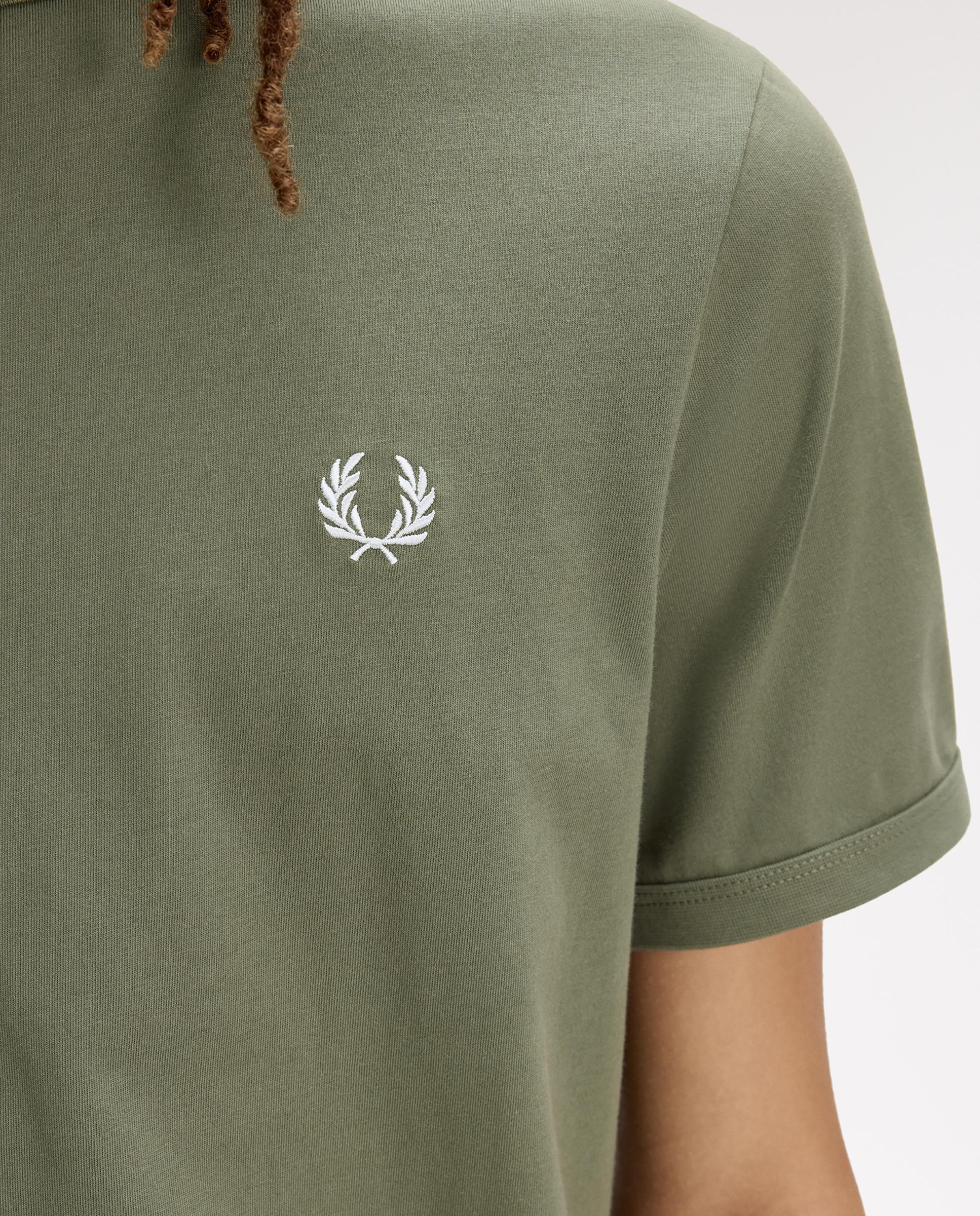 Imagen 5 de Camiseta de hombre ringer manga corta con cuello redondo - Fred Perry - Verde militar Verde militar