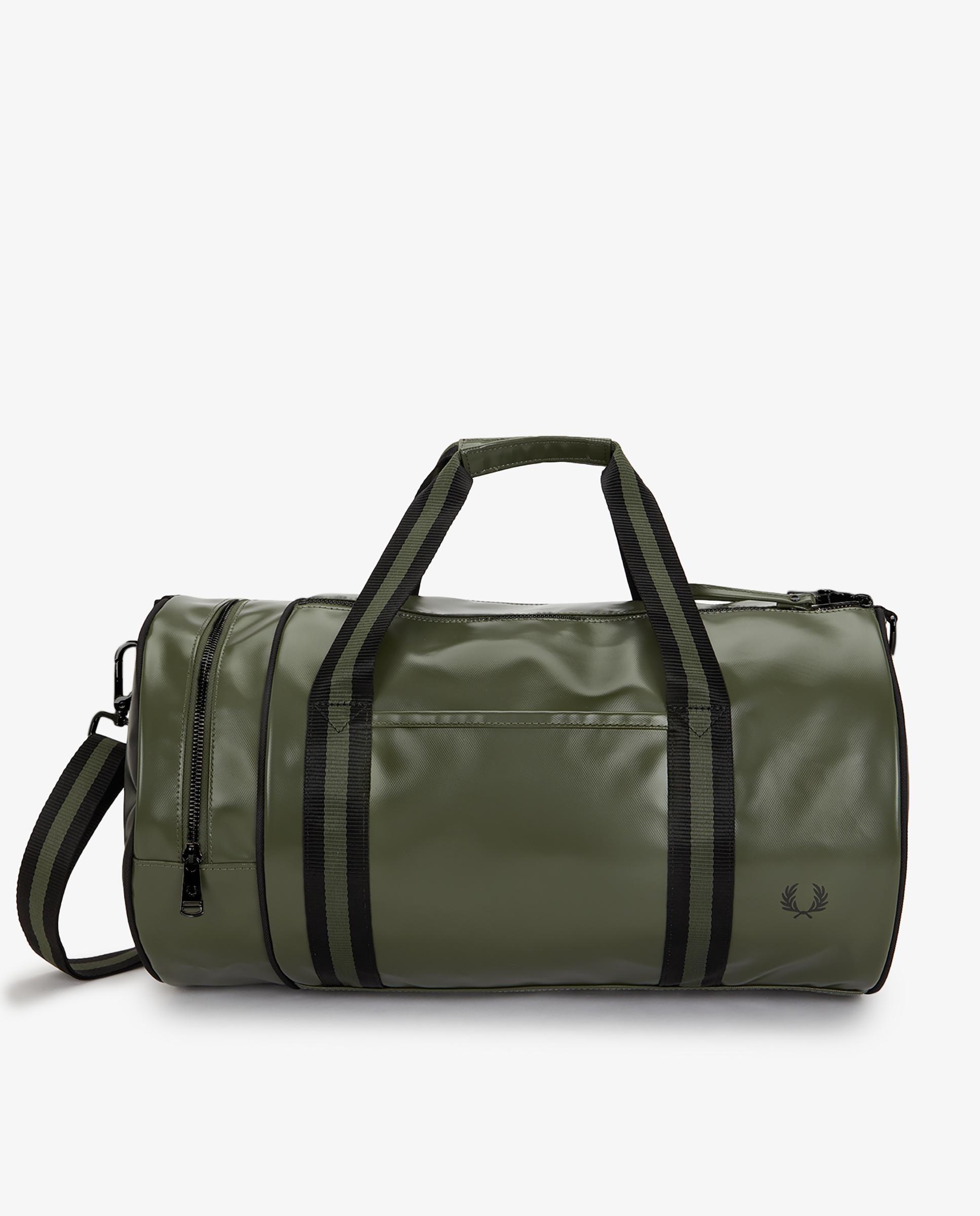 Imagen 0 de Bandolera de hombre clásica tipo barril con contrastes Verde militar