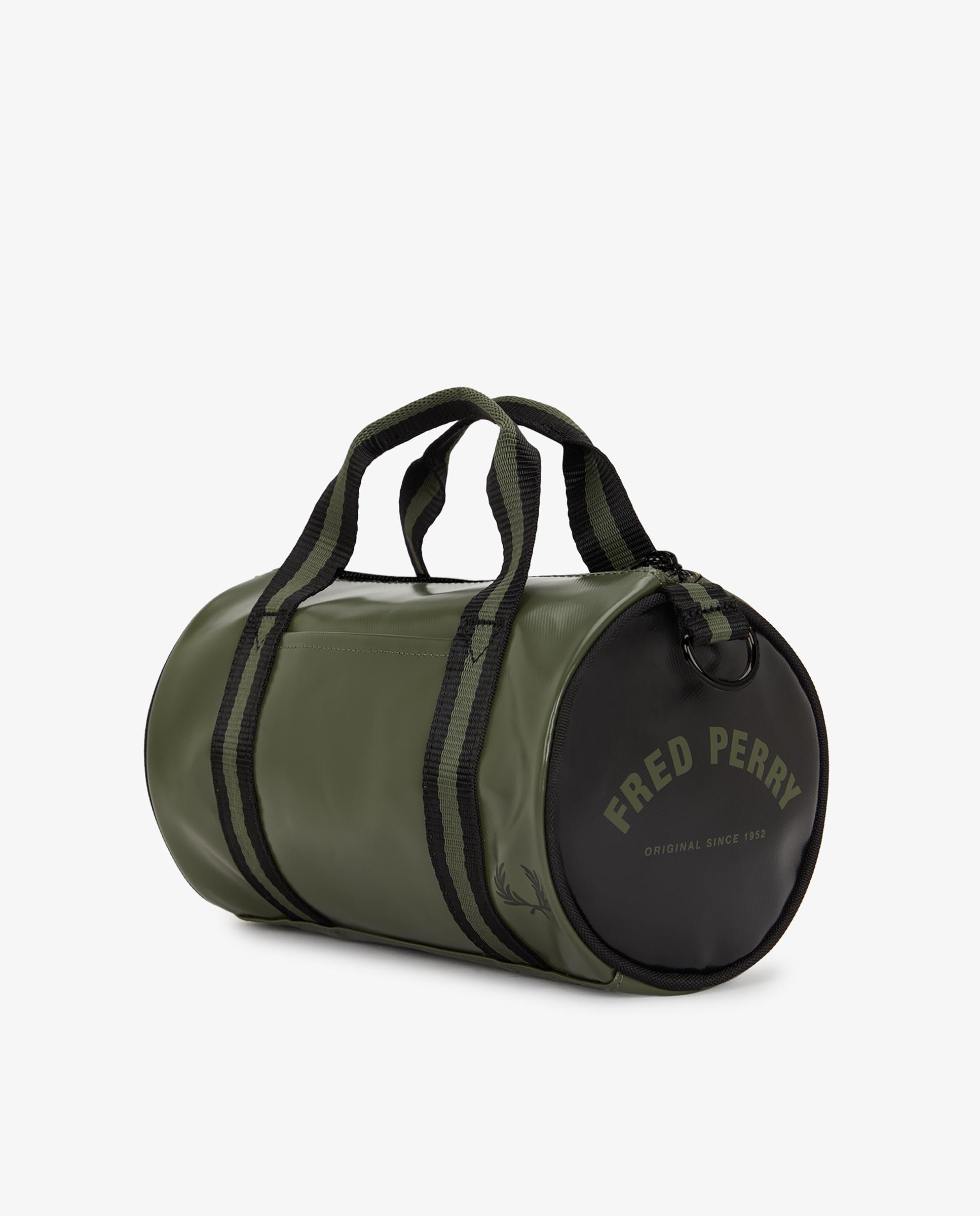 Imagen 6 de Bandolera deportiva de hombre pequeña tipo barril con contrastes - Fred Perry - Verde militar Verde militar