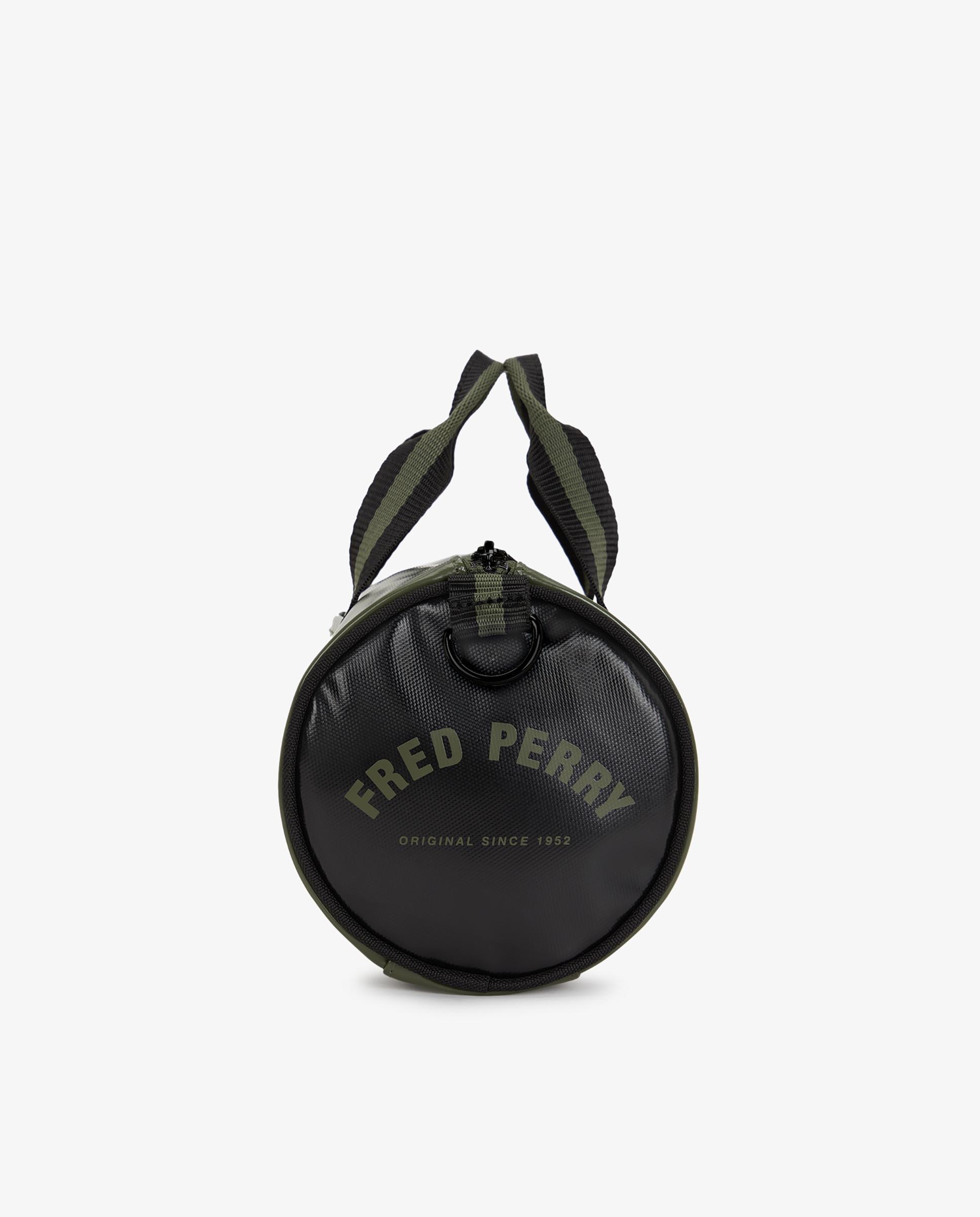 Imagen 5 de Bandolera deportiva de hombre pequeña tipo barril con contrastes - Fred Perry - Verde militar Verde militar