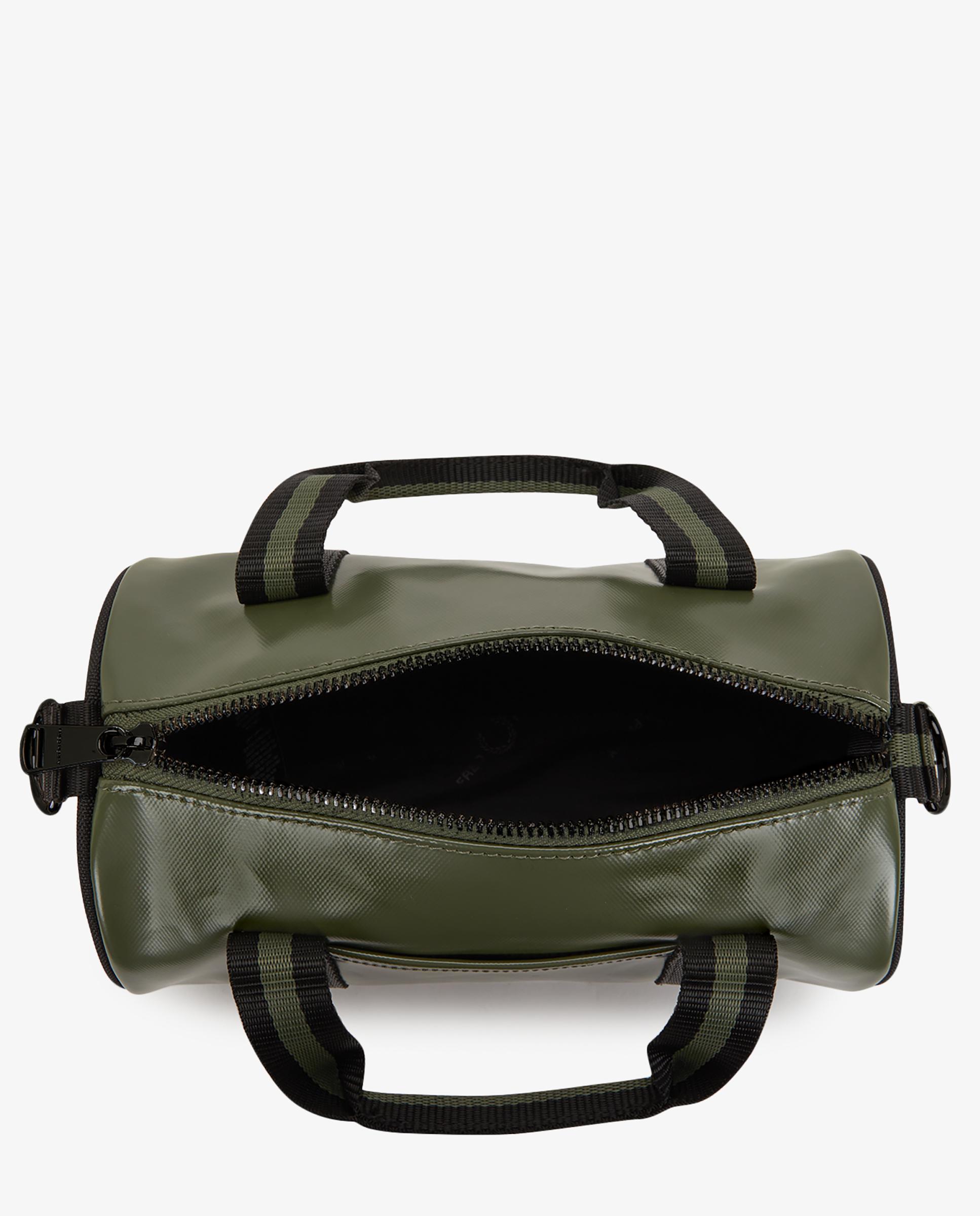 Imagen 7 de Bandolera deportiva de hombre pequeña tipo barril con contrastes - Fred Perry - Verde militar Verde militar