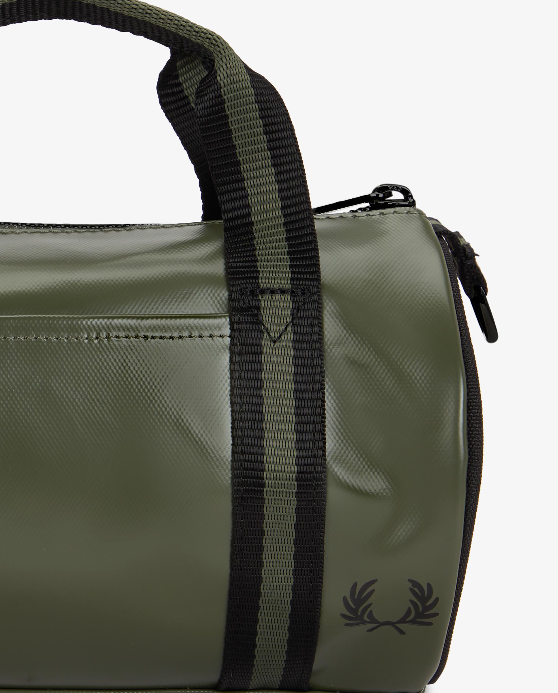 Imagen 8 de Bandolera deportiva de hombre pequeña tipo barril con contrastes - Fred Perry - Verde militar Verde militar