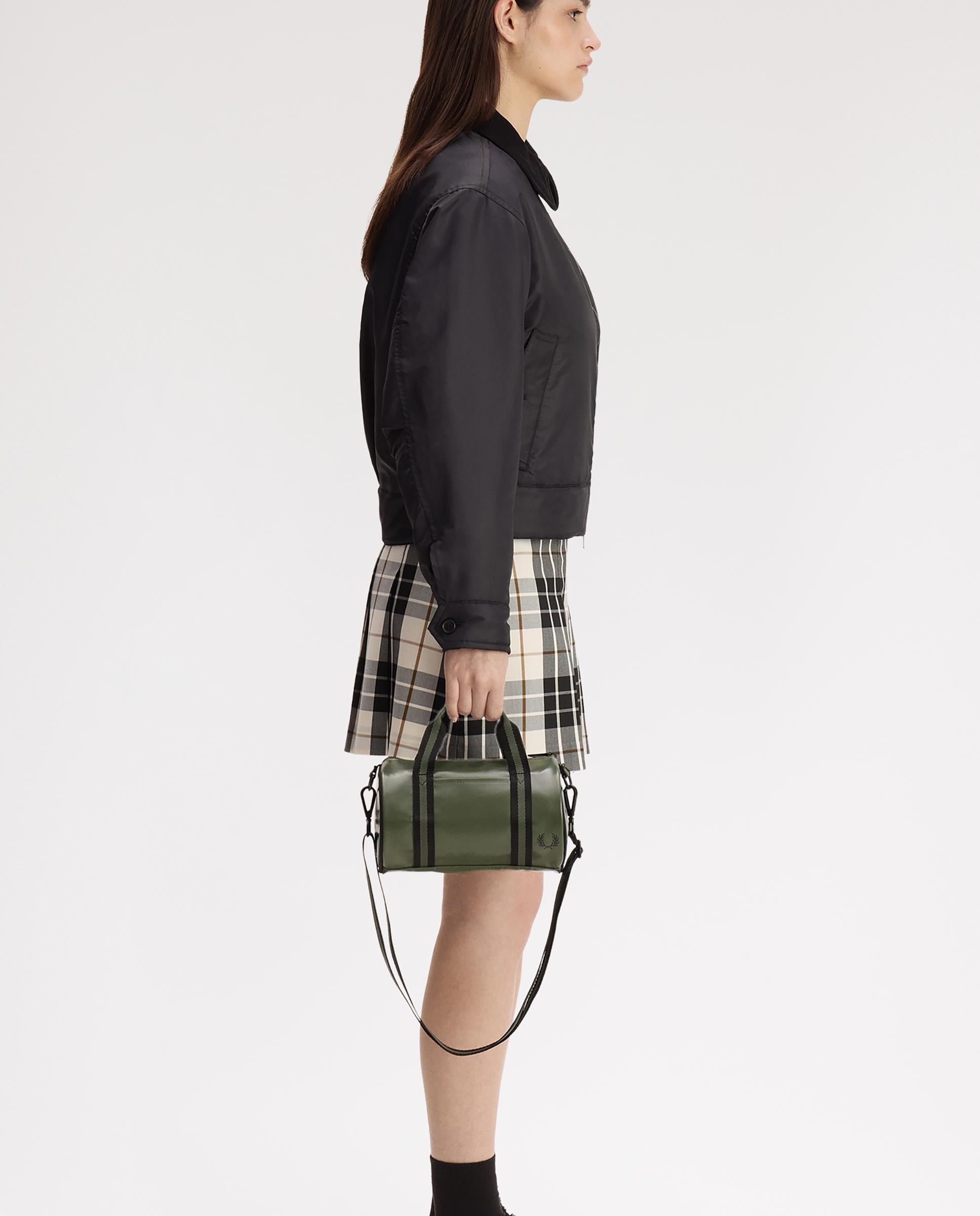 Imagen 2 de Bandolera deportiva de hombre pequeña tipo barril con contrastes - Fred Perry - Verde militar Verde militar