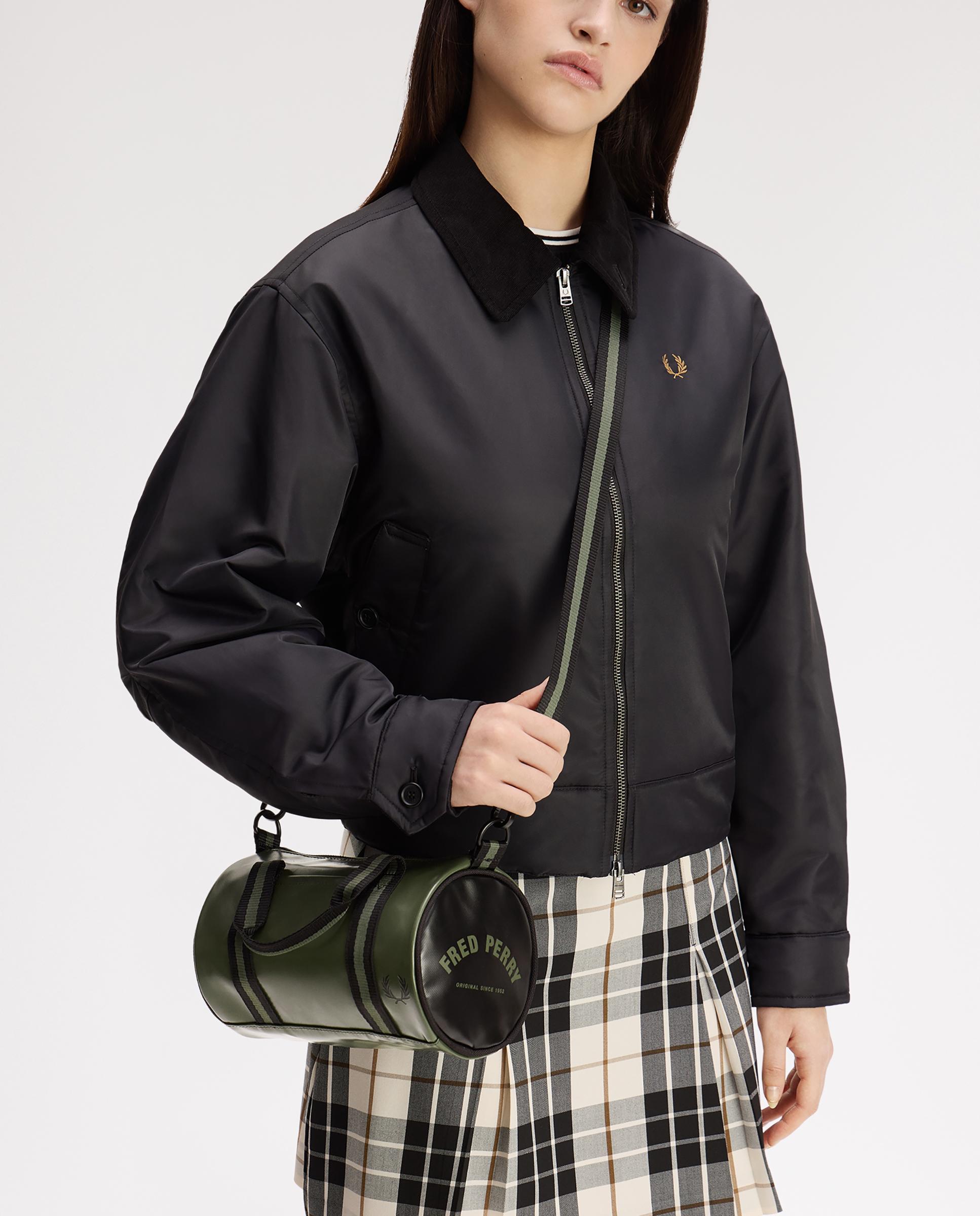 Imagen 3 de Bandolera deportiva de hombre pequeña tipo barril con contrastes - Fred Perry - Verde militar Verde militar