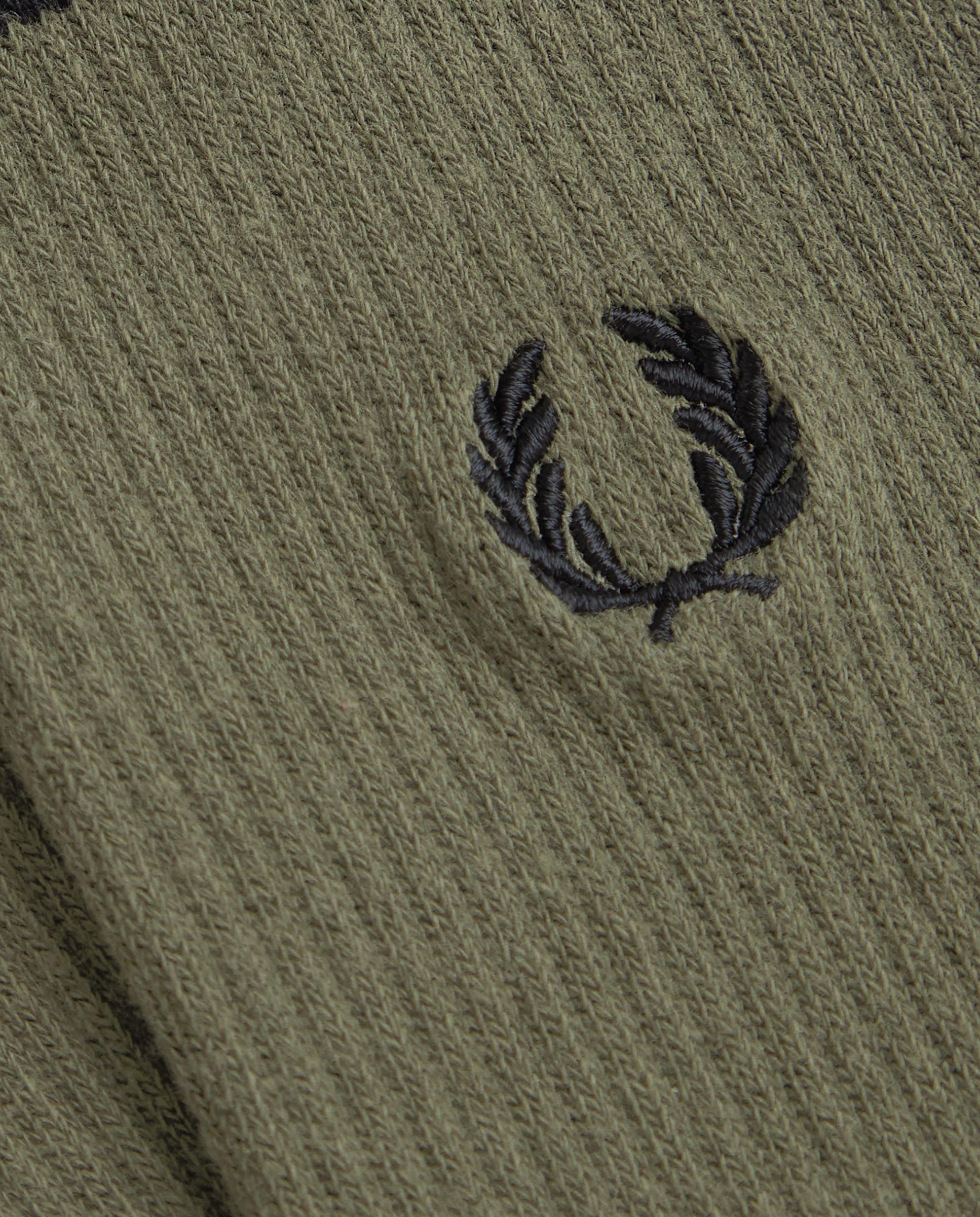 Imagen 2 de Calcetines altos de hombre deportivos con dos franjas - Fred Perry - Verde militar Verde militar