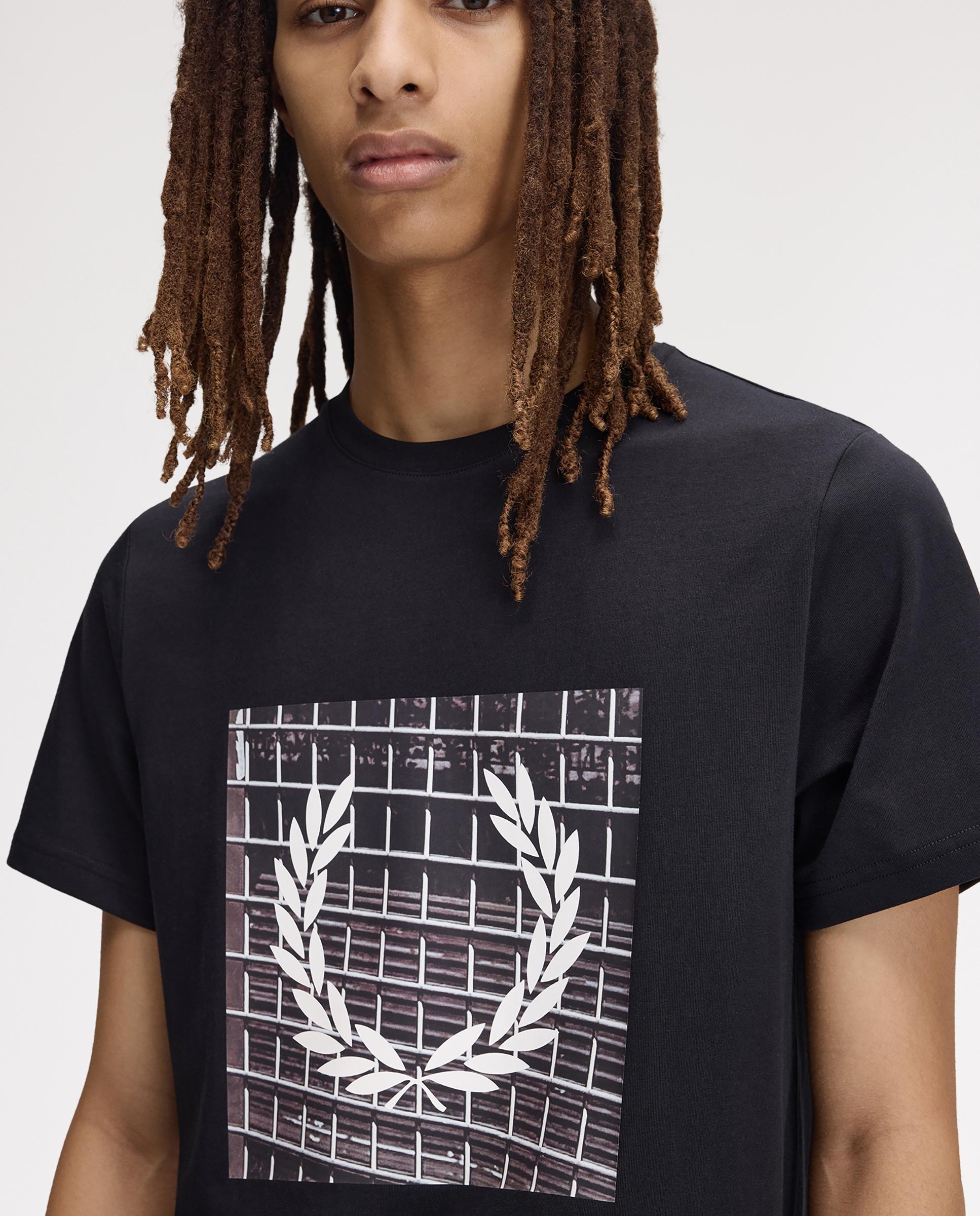 Imagen 4 de Camiseta de manga corta de hombre con estampado gráfico - Fred Perry - Negro Negro