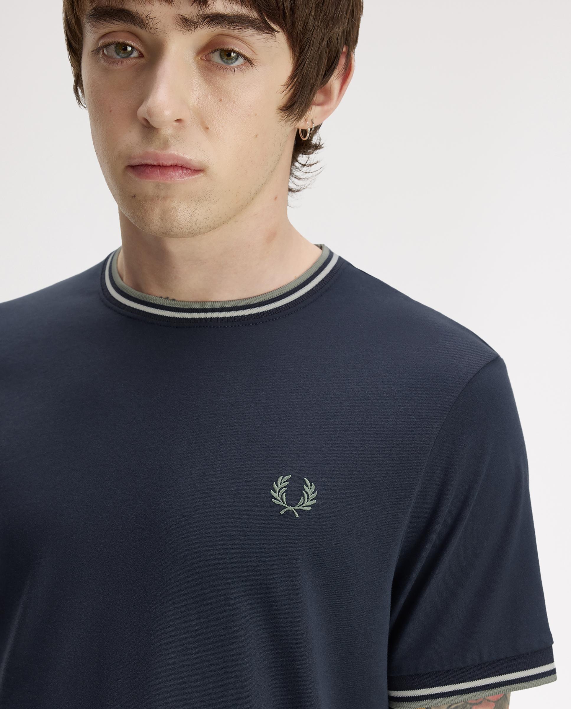 Imagen 4 de Camiseta de manga corta de hombre con ribete con dos franjas - Fred Perry - Azul oscuro Azul oscuro