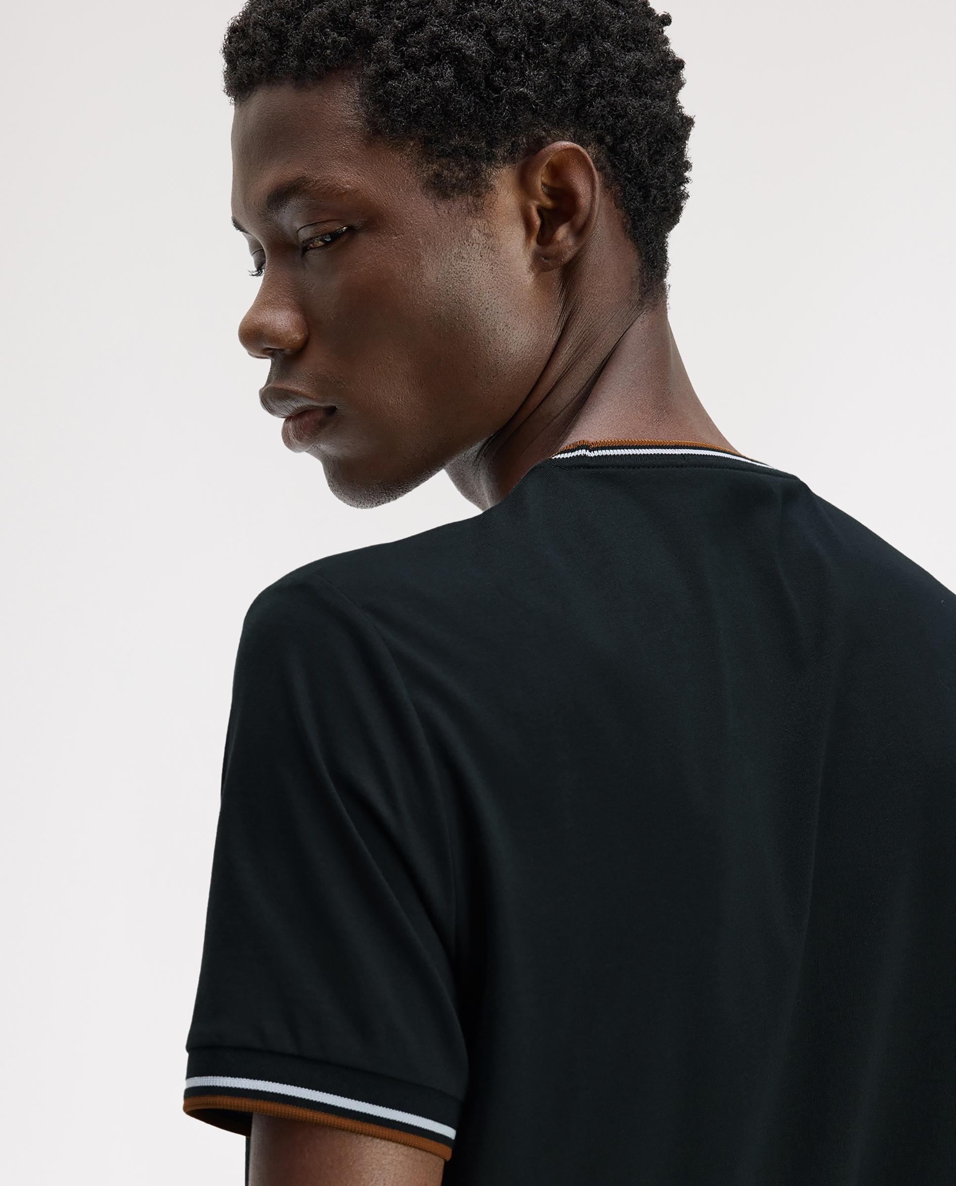 Imagen 4 de Camiseta de manga corta de hombre con ribete con dos franjas - Fred Perry - Verde oscuro Verde oscuro