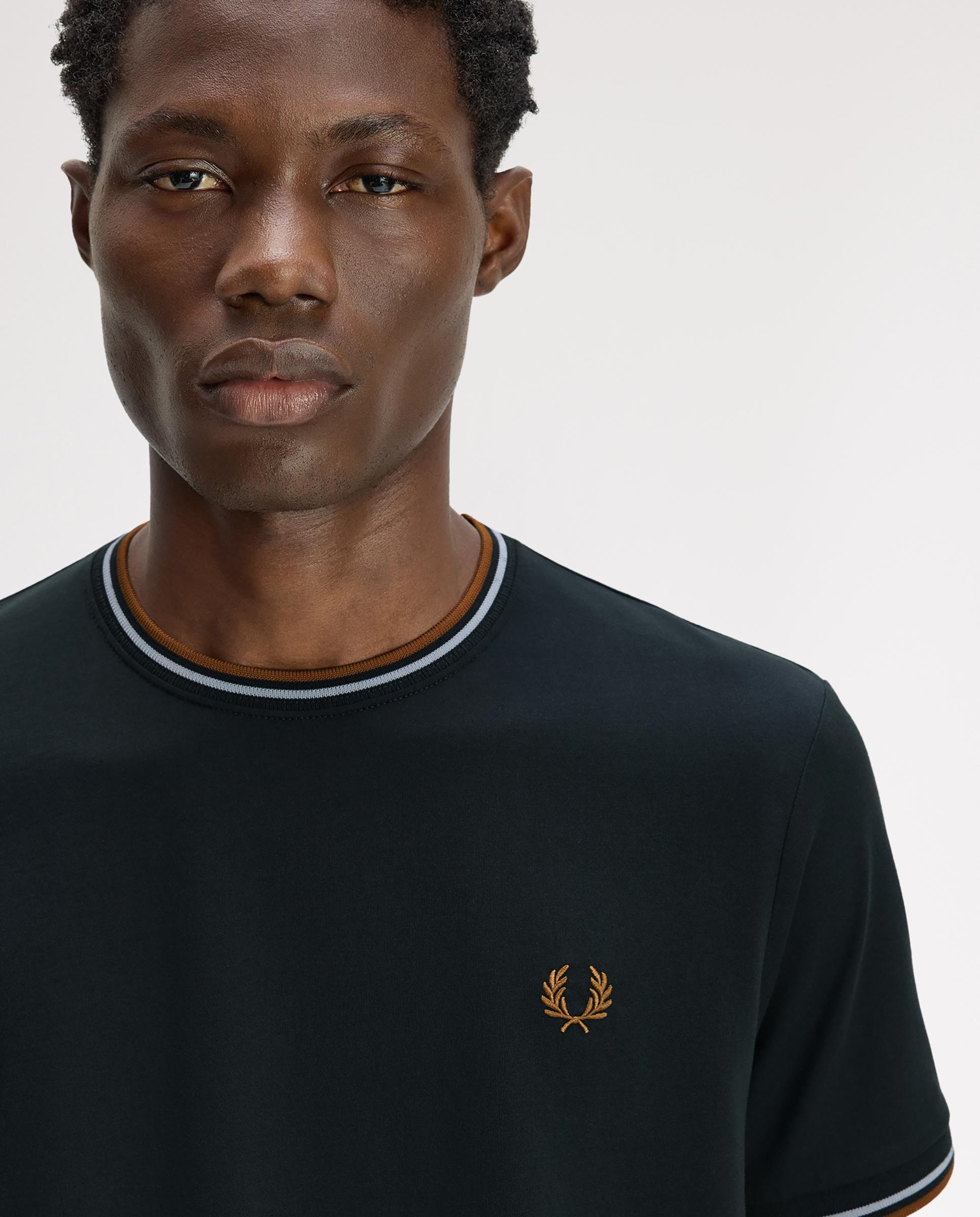 Imagen 5 de Camiseta de manga corta de hombre con ribete con dos franjas - Fred Perry - Verde oscuro Verde oscuro