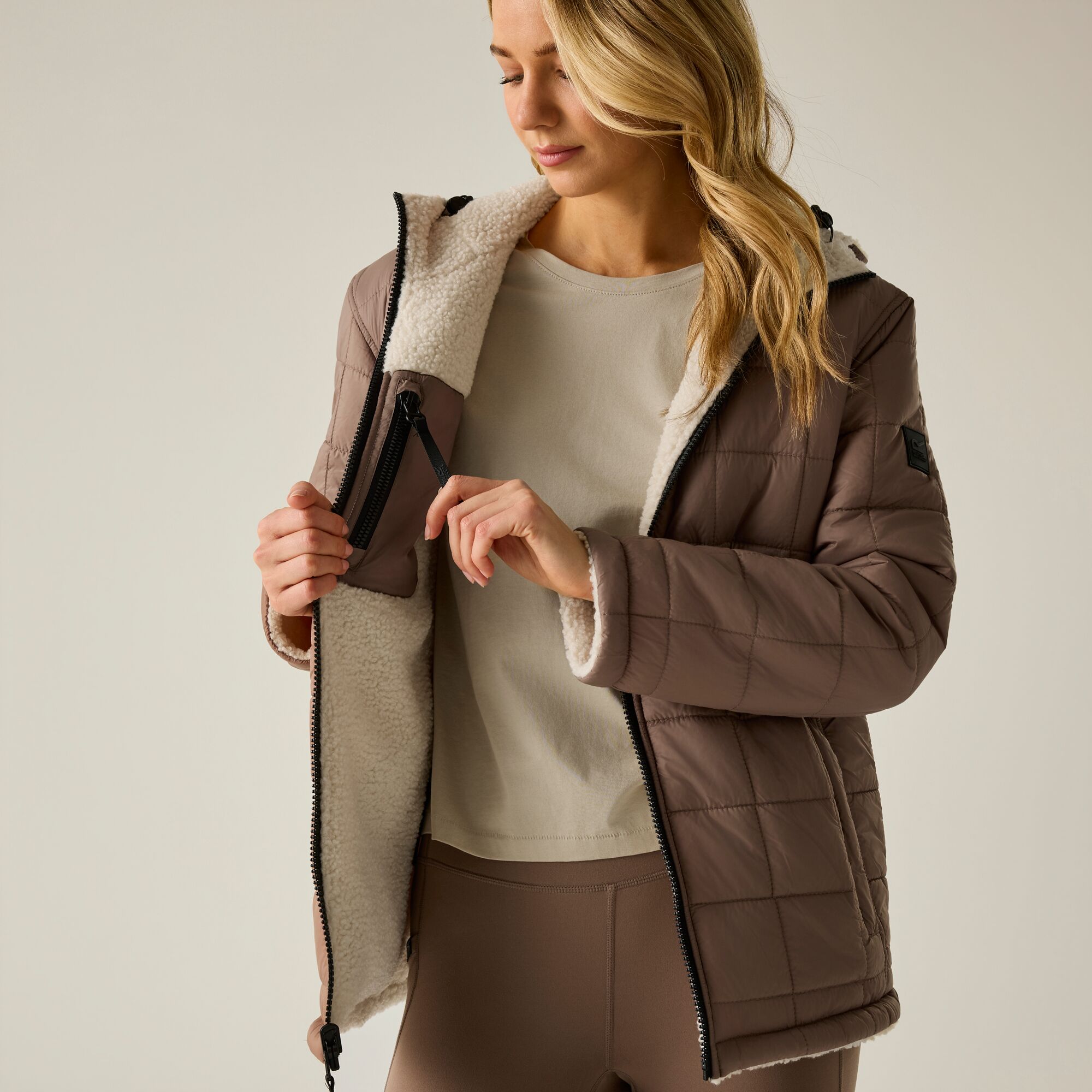 Imagen 4 de Chaqueta de mujer Frankie Reversible Regatta - Crema Crema