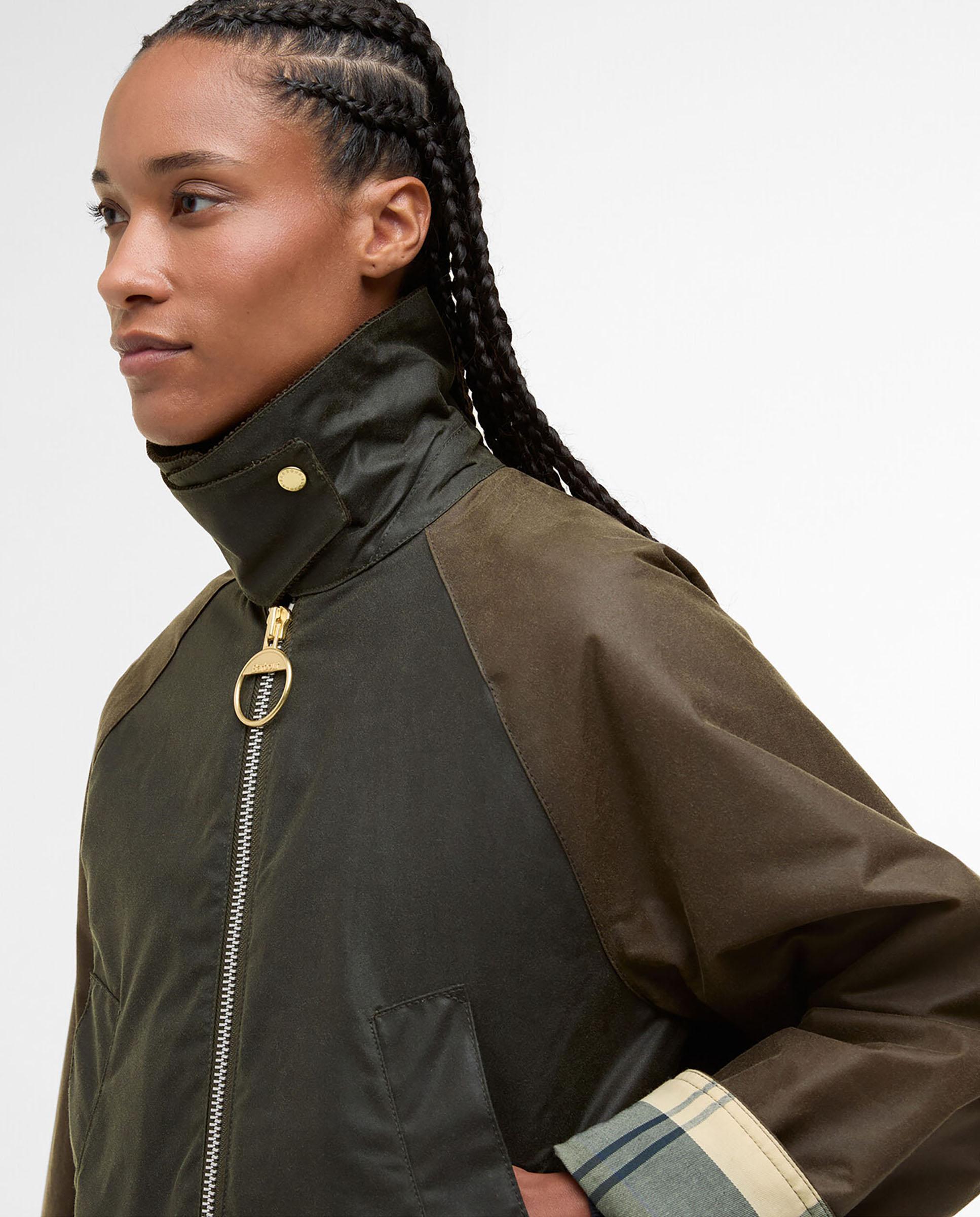 Parka de mujer con bolsillos inferiores tipo fuelle y con solapa de cierre con corchetes - Barbour - Verde Oliva Verde Oliva-4