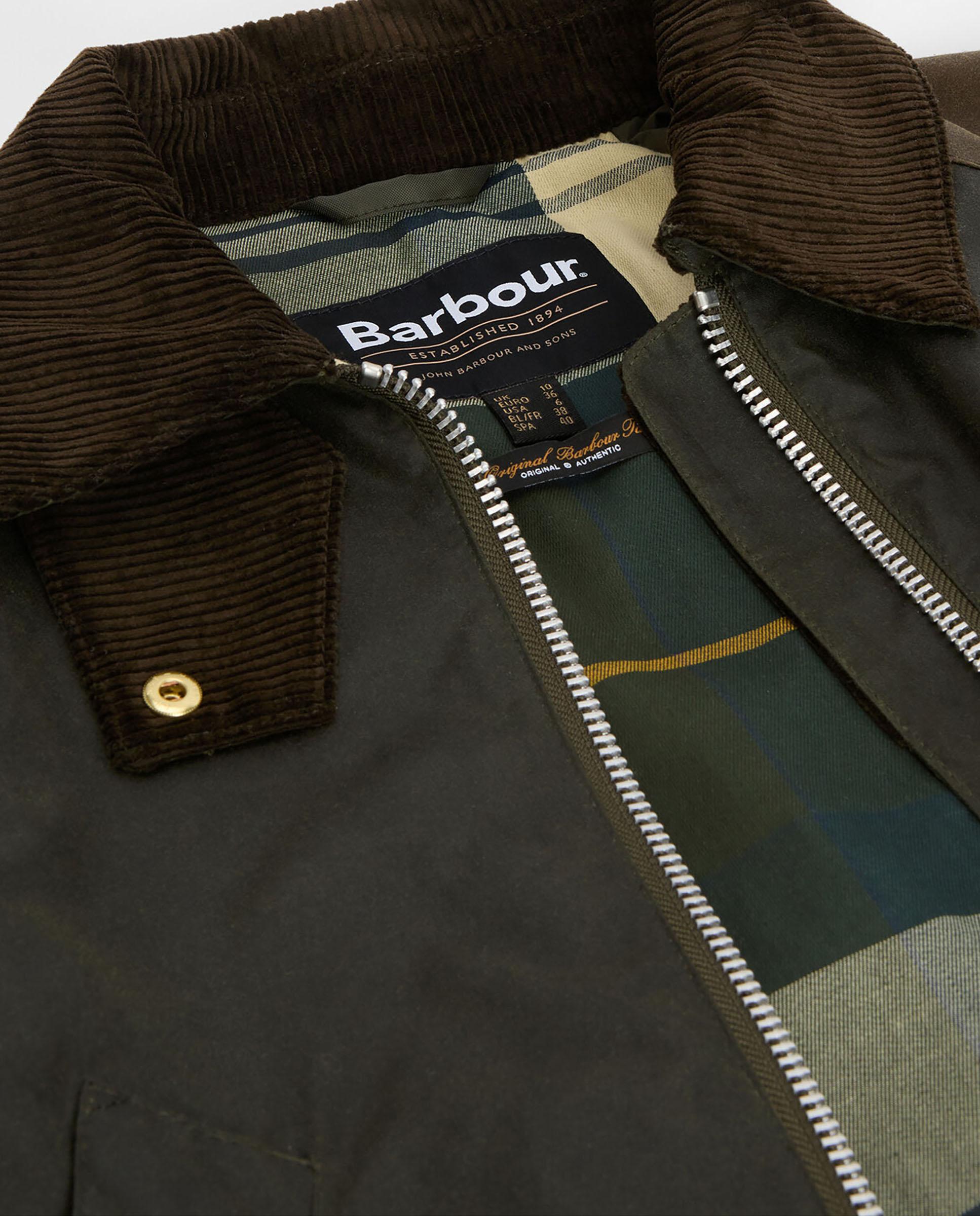 Parka de mujer con bolsillos inferiores tipo fuelle y con solapa de cierre con corchetes - Barbour - Verde Oliva Verde Oliva-6