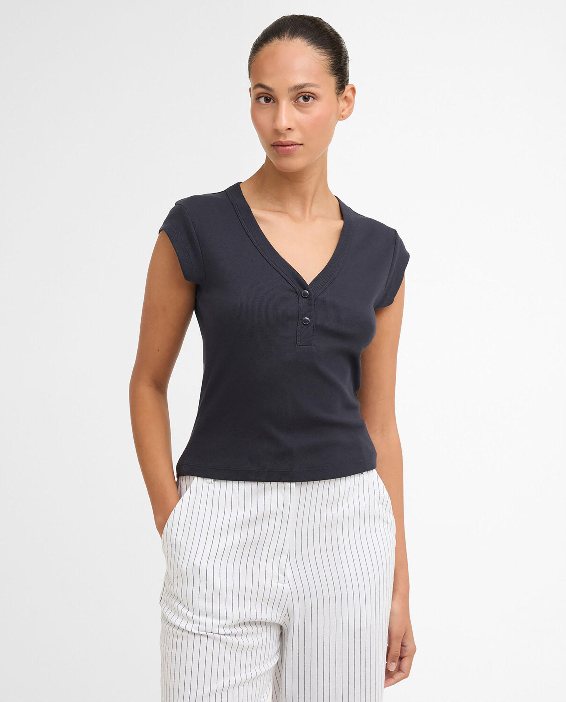 Barbour - Camiseta de mujer con escote en V decorado con botones esmaltados.