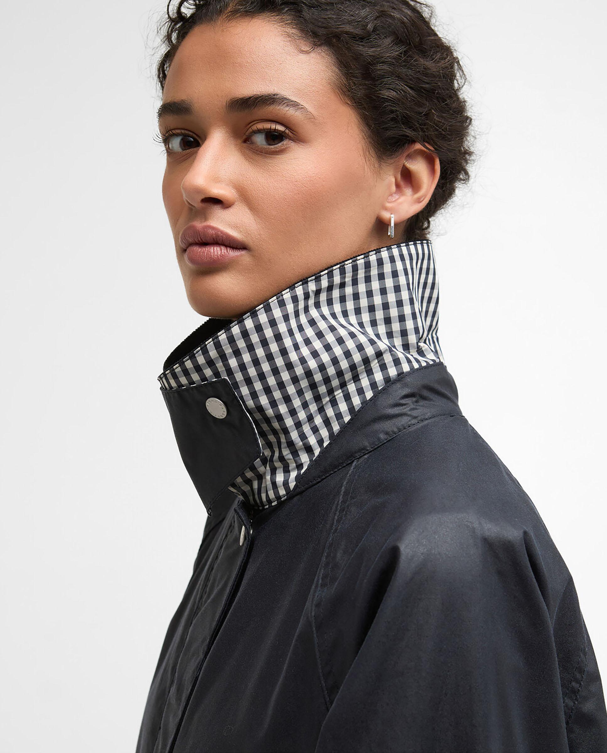 Parca de mujer con bolsillos tipo fuelle y solapa abotonada - Barbour - Negro Negro-4