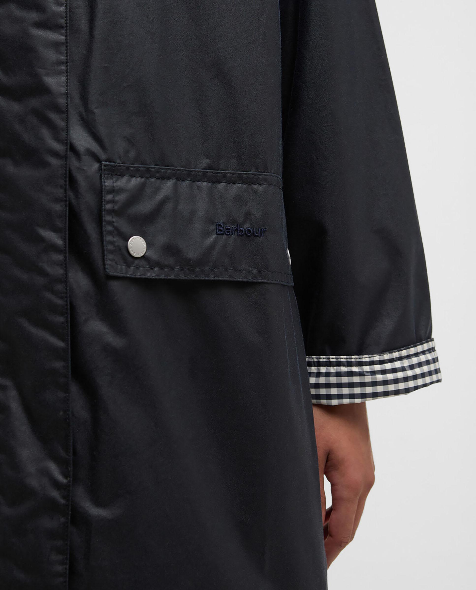 Parca de mujer con bolsillos tipo fuelle y solapa abotonada - Barbour - Negro Negro-5