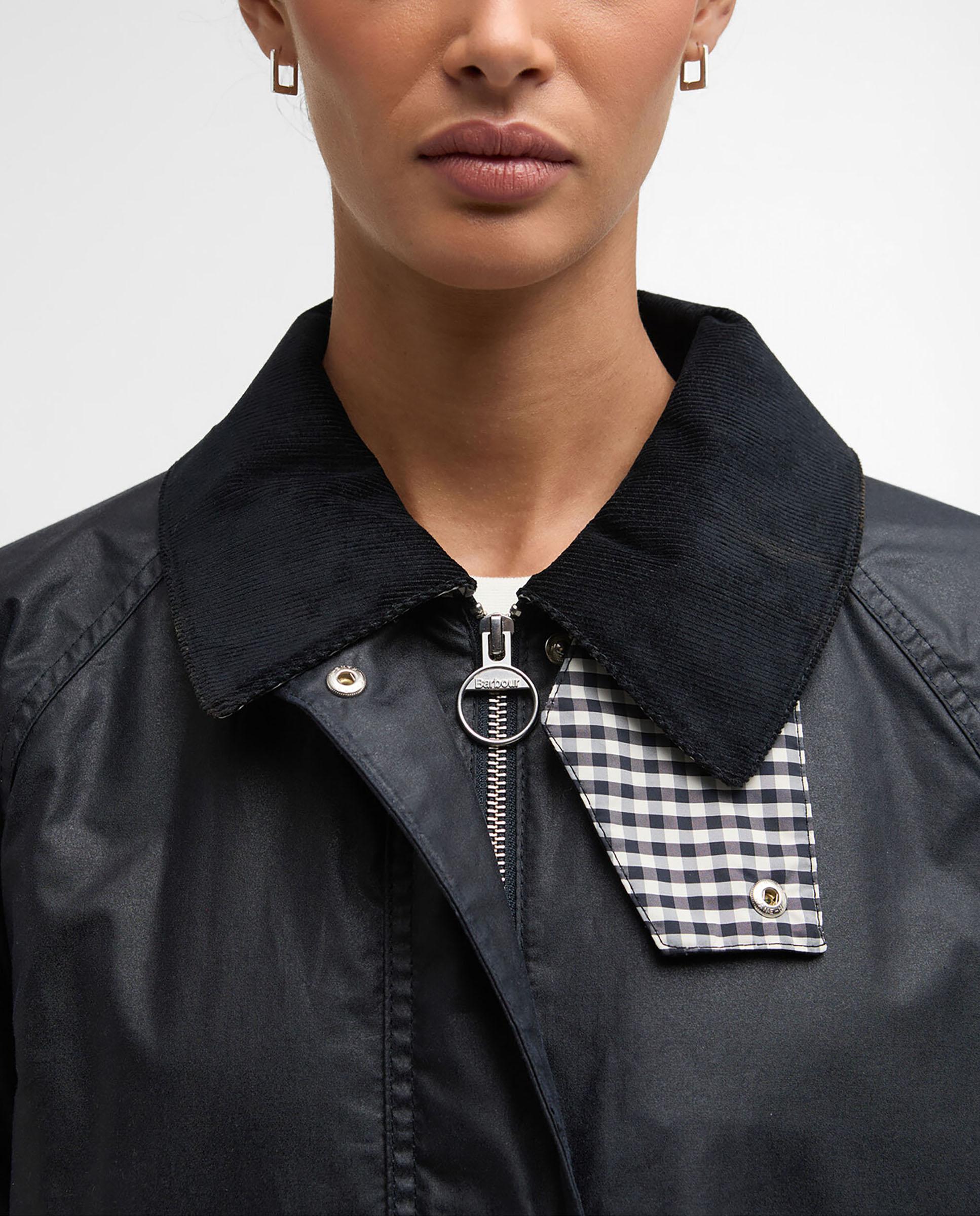 Parca de mujer con bolsillos tipo fuelle y solapa abotonada - Barbour - Negro Negro-6