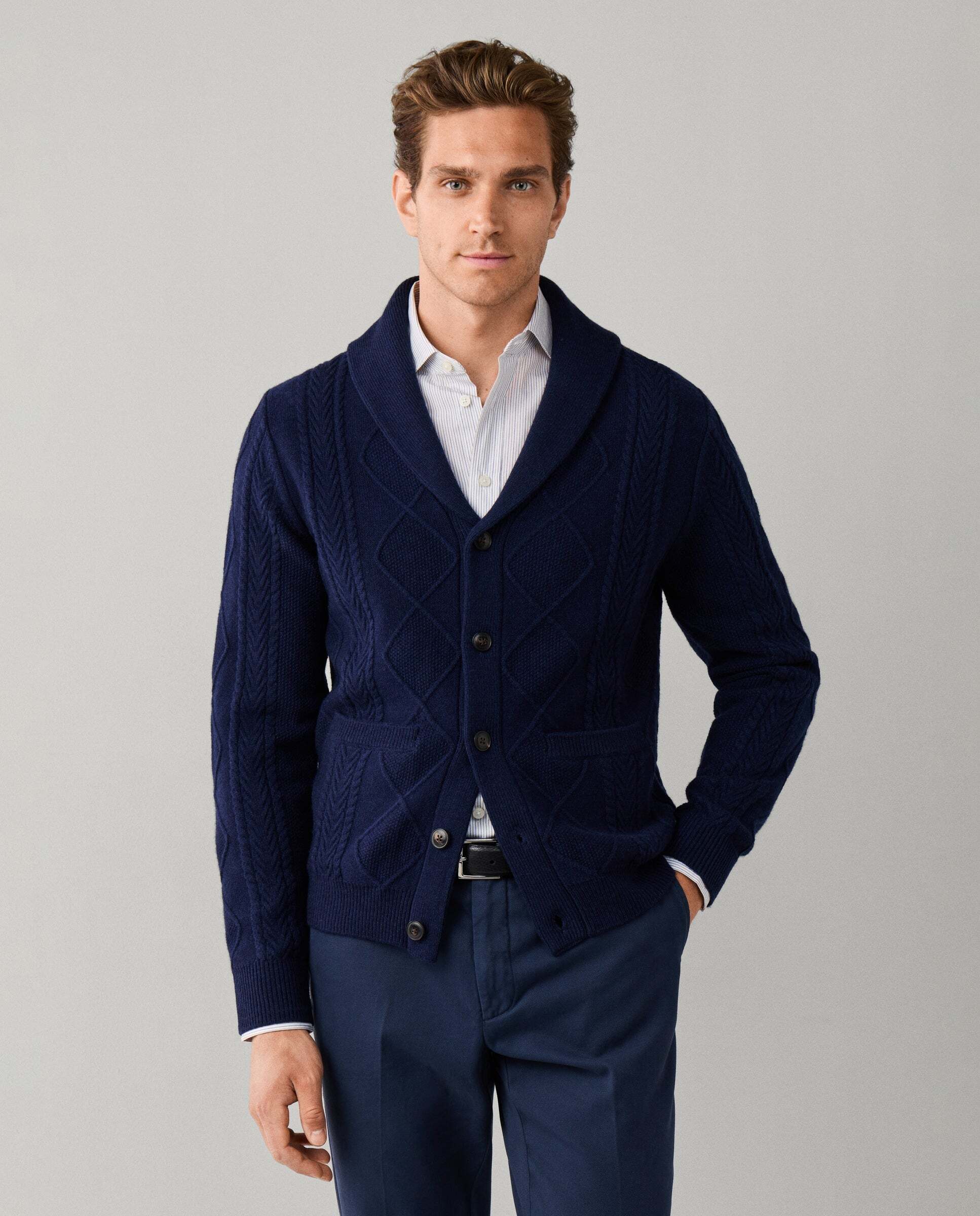 Imagen 0 de Cárdigan de hombre de punto trenzado de lana-cashmere con cuello chal Azul