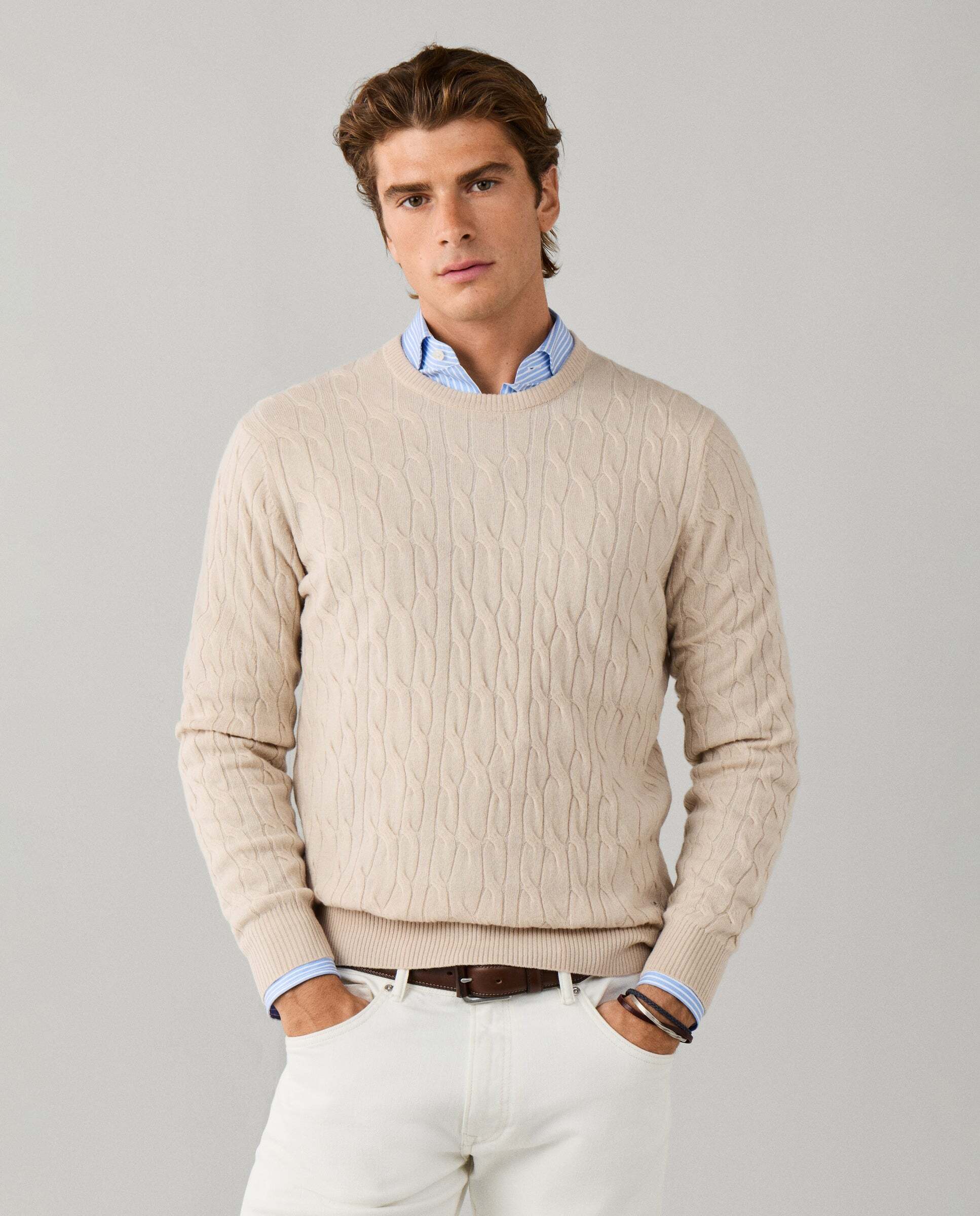 Imagen 0 de Jersey de hombre en lana de cordero de punto trenzado con cuello redondo Natural