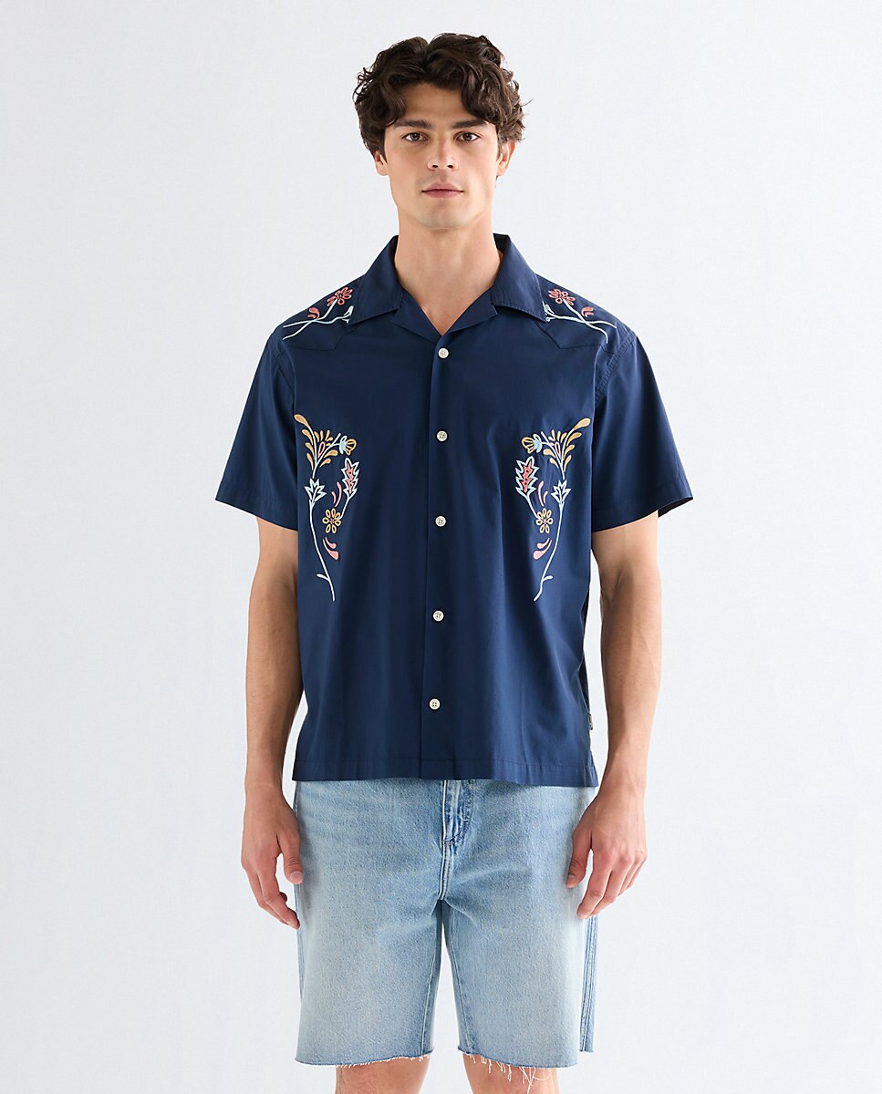 Wrangler - Camisa de hombre de manga corta con bordado floral.