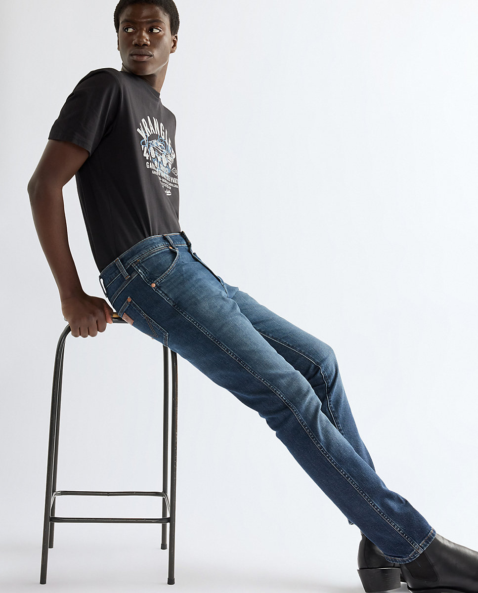 Imagen 6 de Vaqueros larston de hombre con corte ajustado en el muslo y tiro medio. - Wrangler - Azul Azul
