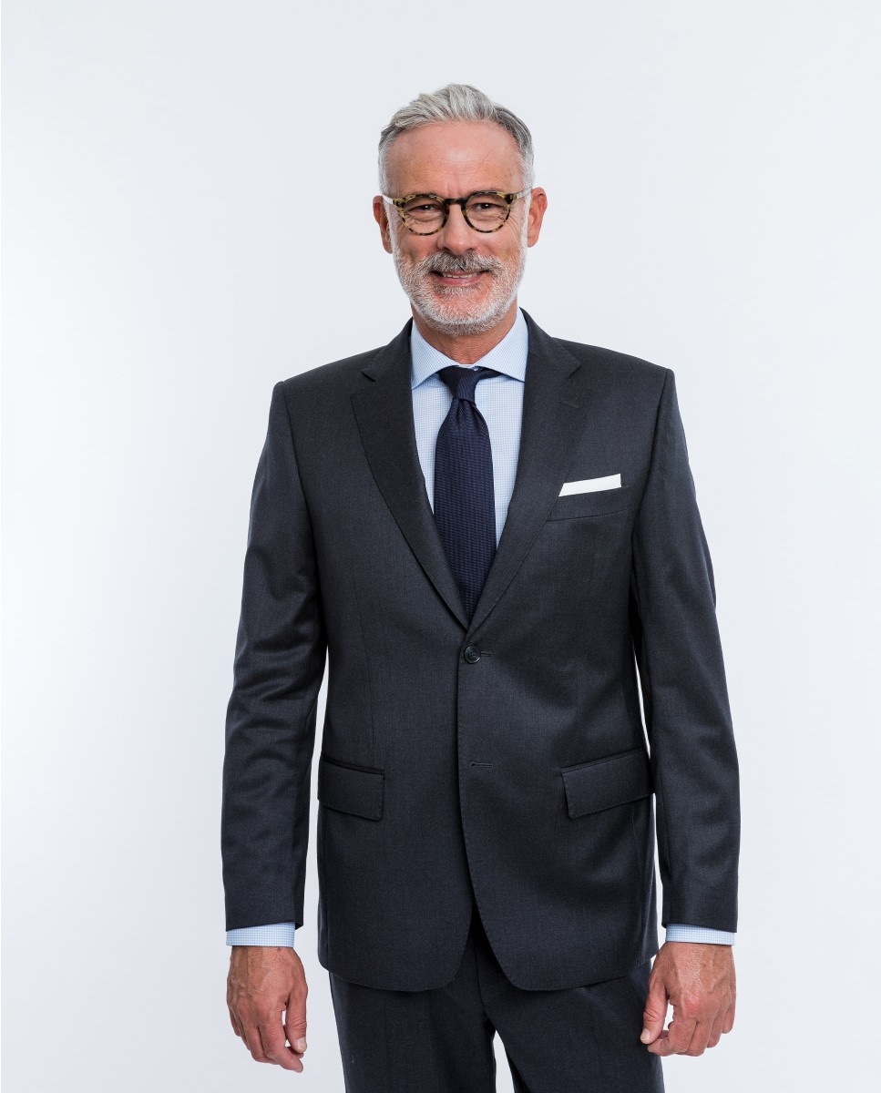 Traje de hombre regular liso en gris oscuro · Wickett Jones · El