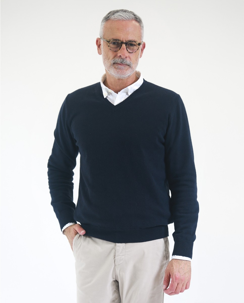 Wickett Jones - Jersey de hombre 100% cashmere en azul oscuro con cuello pico.