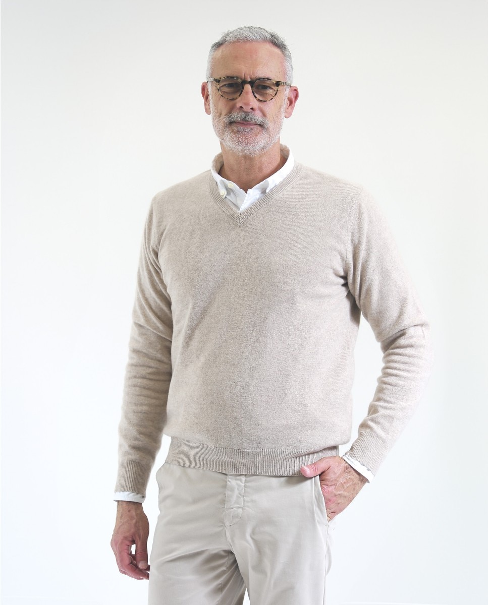 Wickett Jones - Jersey de hombre 100% cashmere en beige claro con cuello pico.