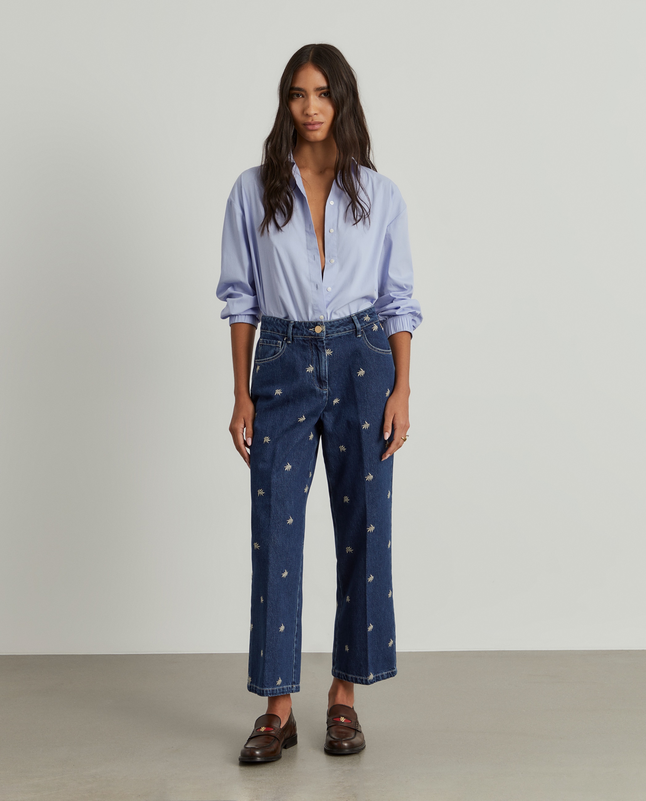 Vaquero recto de mujer de pernera ancha con bordado
