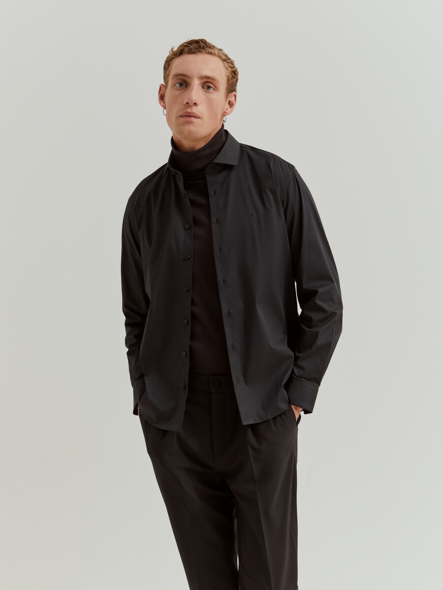 Camisa en algodón de hombre de corte slim fit en color negro