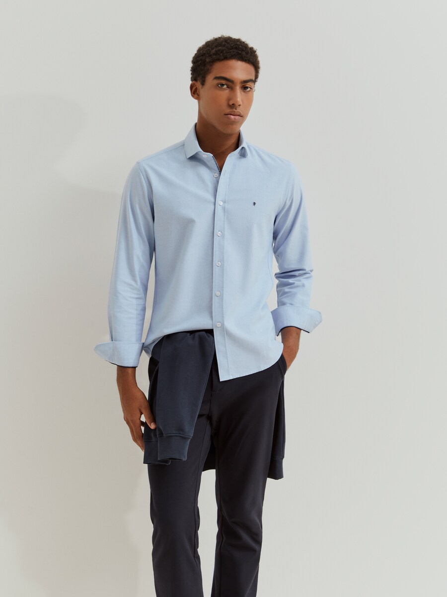 Camisa oxford de algodón de hombre de corte slim fit en color azul