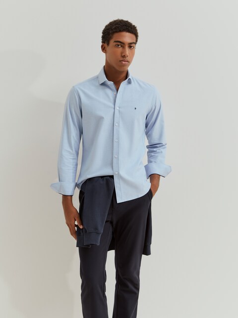 Imagen 0 de Camisa oxford de algodón de hombre de corte slim fit en color azul