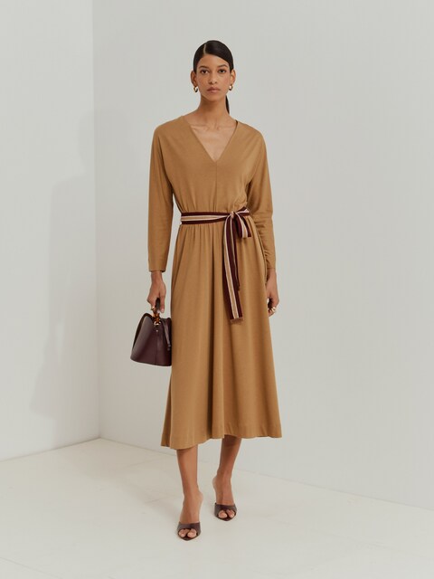 Imagen 0 de Vestido midi de punto con cinturón com cuello en V