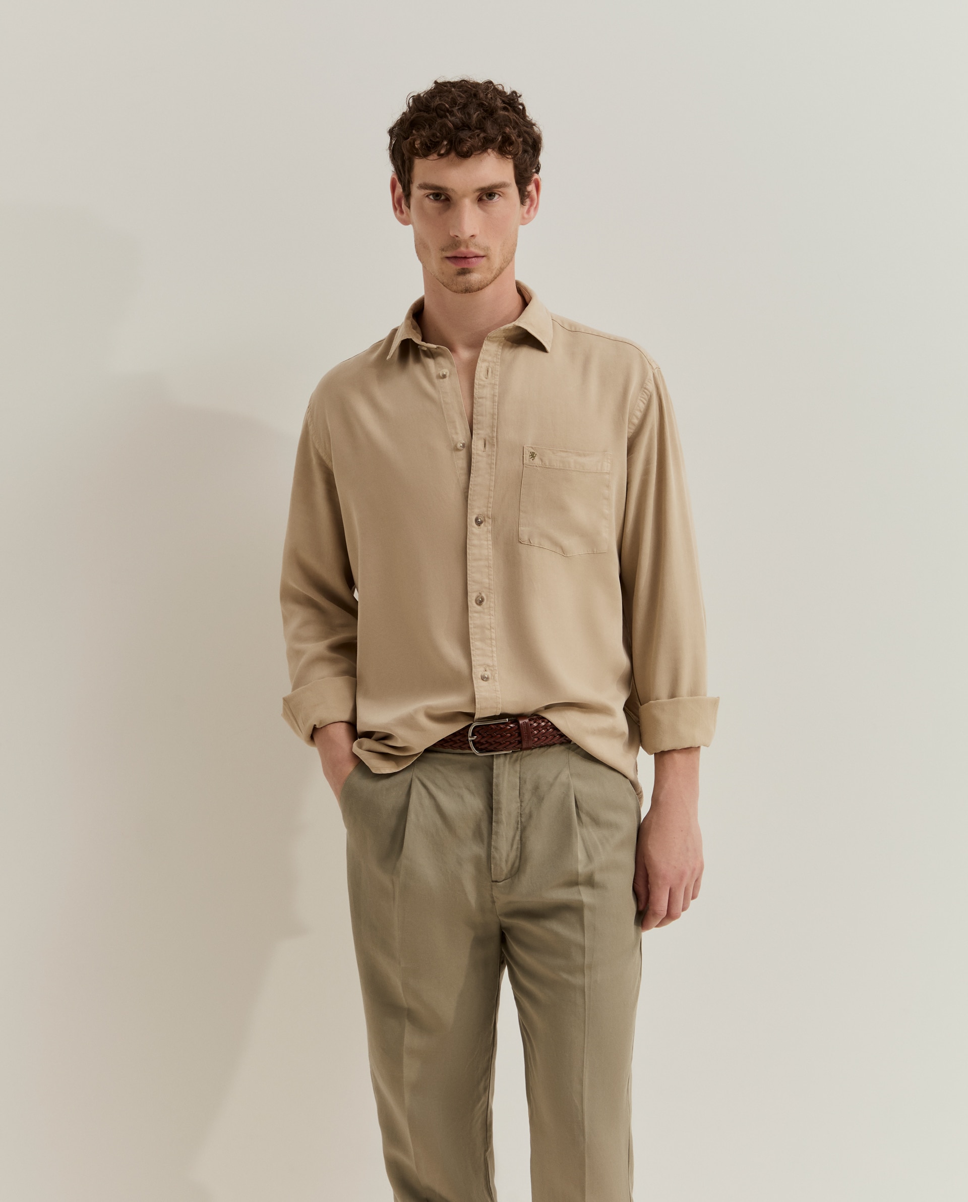 Lion of Porches - Camisa regular fit de hombre en lyocell.