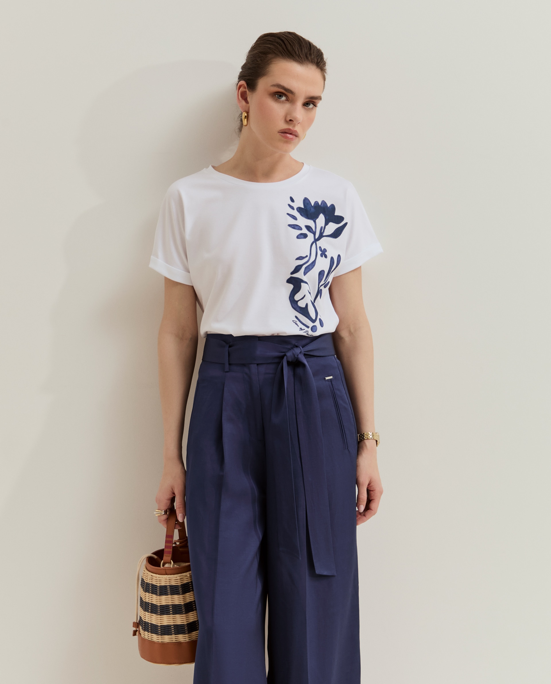 Lion of Porches - Camiseta de algodón de mujer con aplicación floral.