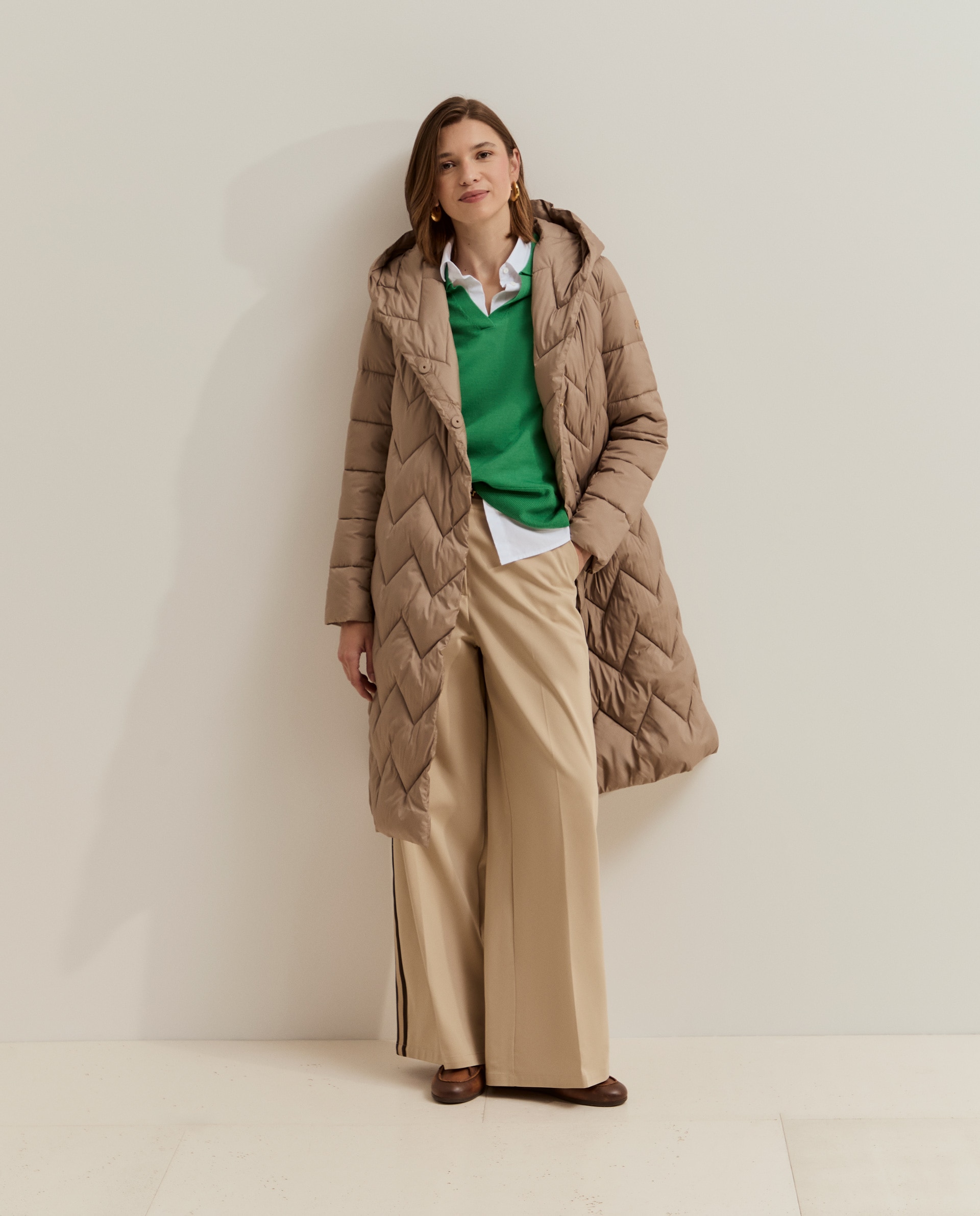 Imagen 0 de Chaqueta de mujer acolchada con capucha Beige