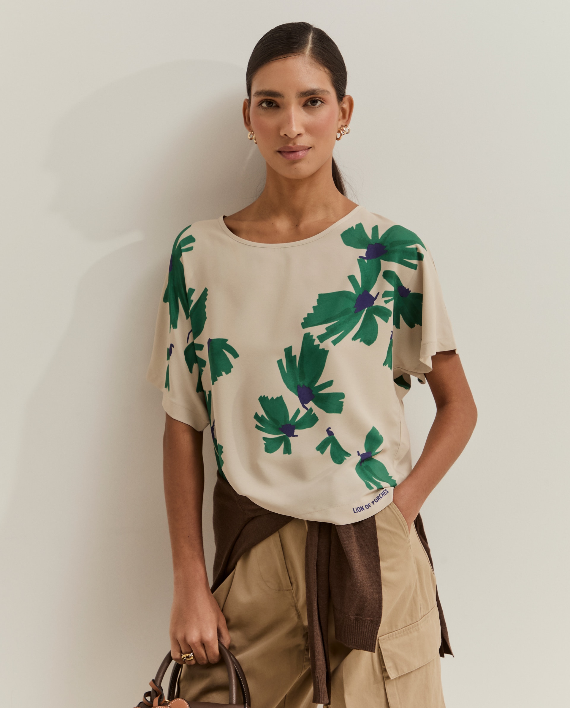 Imagen 0 de Blusa de mujer con estampado floral Beige