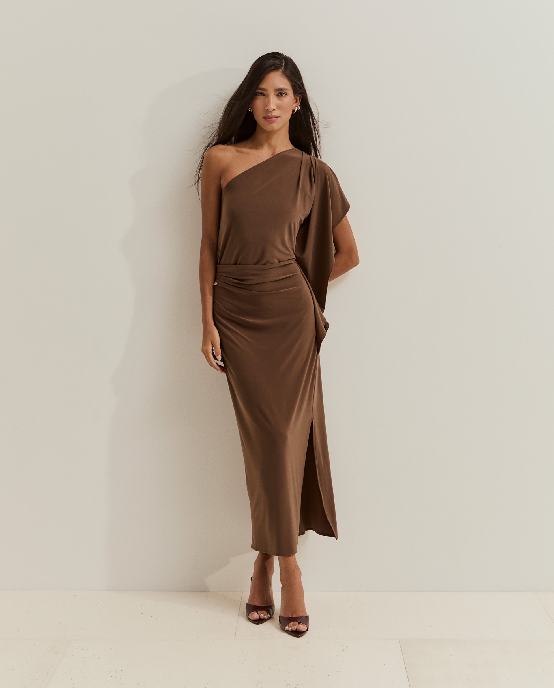 Imagen 0 de Vestido midi de un solo hombro Marrón