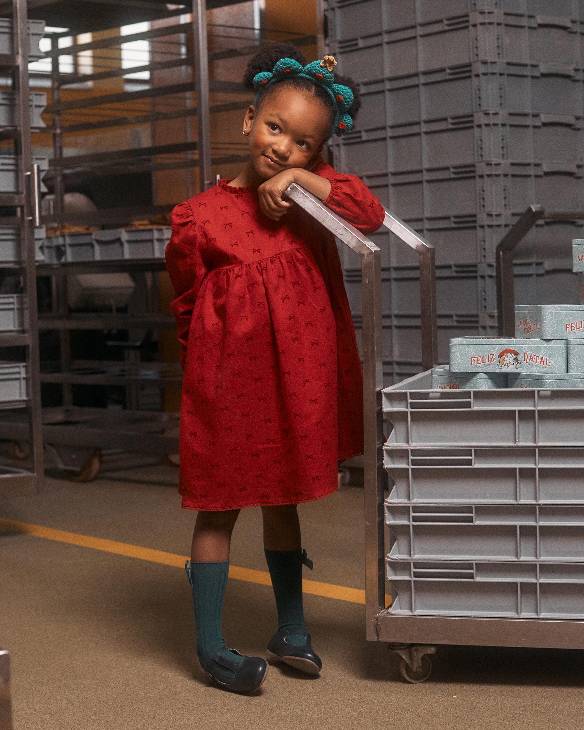 Vestido de niña de sarga 100% algodón con motivo de lazos de terciopel