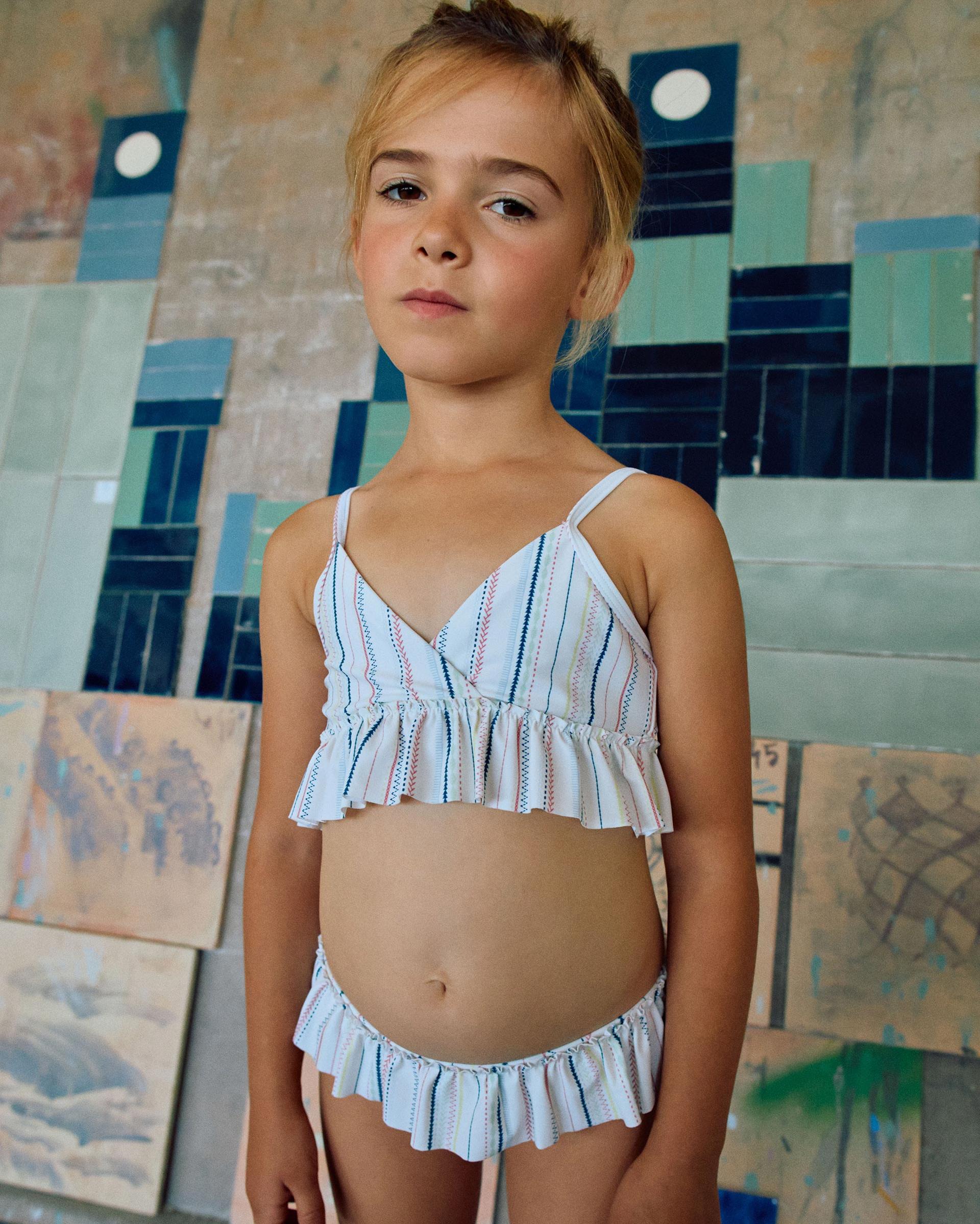 Imagen 0 de Bikini de niña a rayas y con volantes Blanco