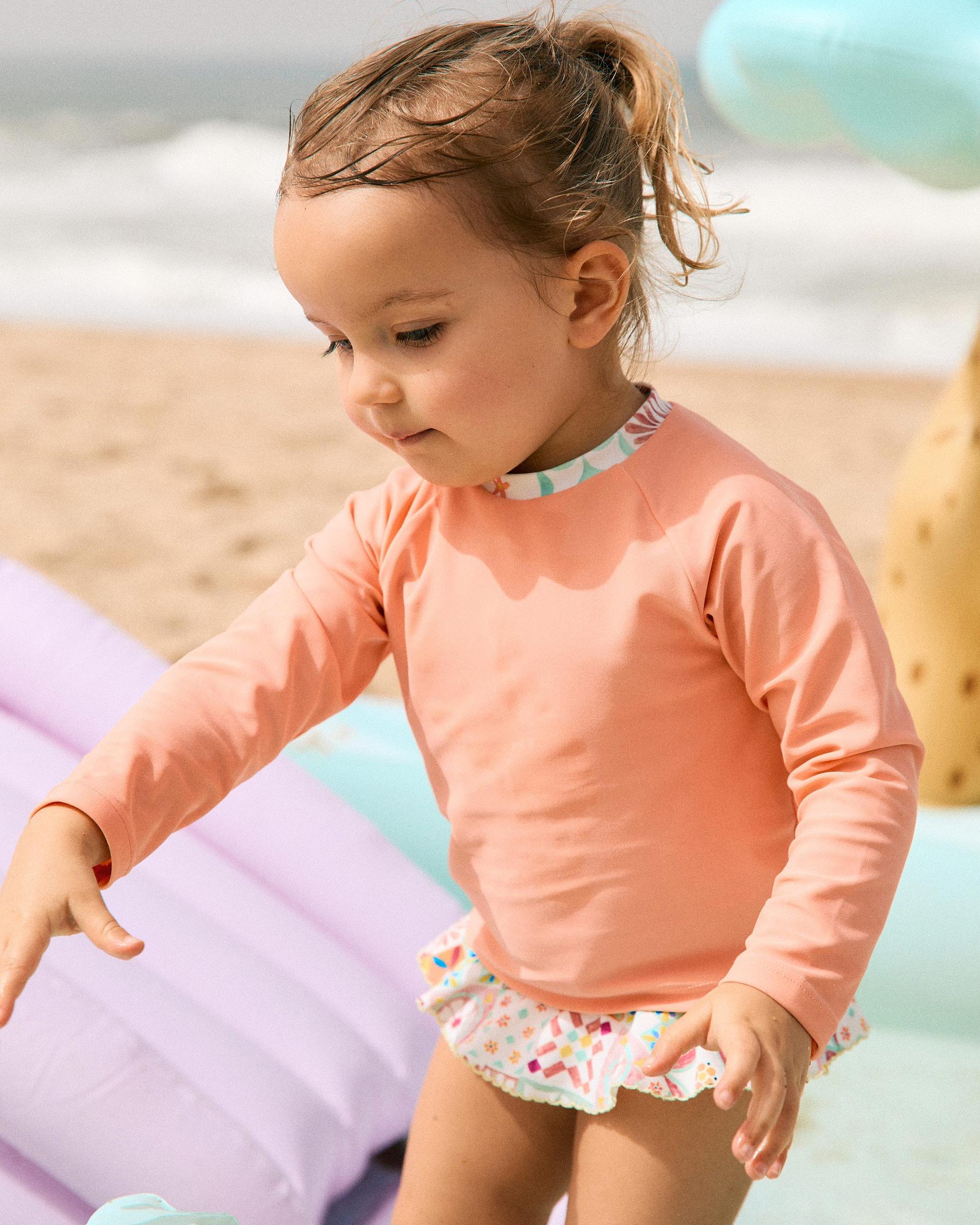Imagen 0 de Conjunto de baño de niña con protección uv 40 y motivo de azulejos