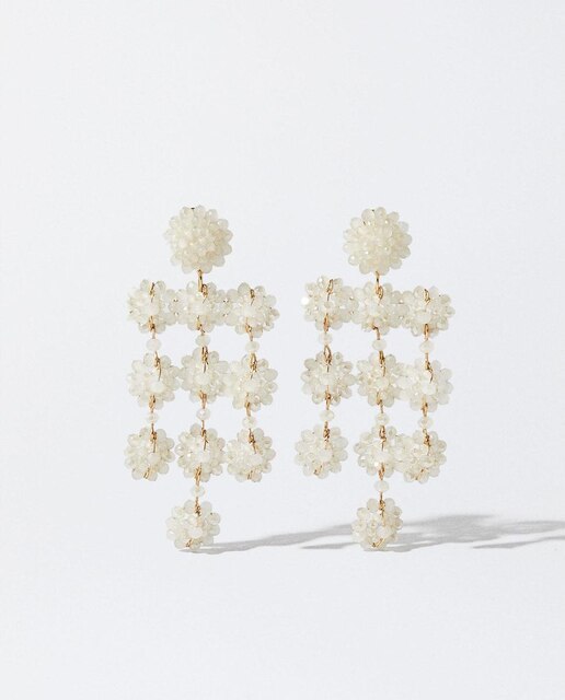 Pendientes grandes con abalorios colgantes en blanco