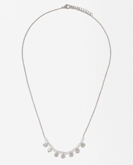 Imagen 0 de Collar fino con abalorio de mini medallas y perlas en plateado