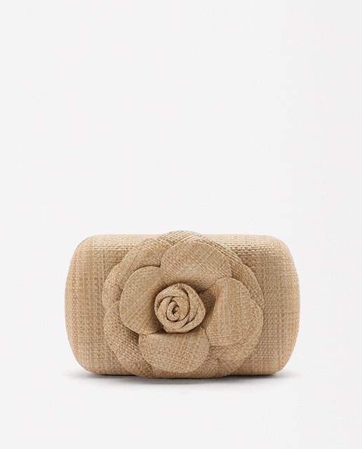 Bolso de fiesta estilo caja convertible a bandolera con flor decorativa en liso