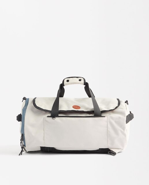 Imagen 0 de Mochila de viaje con capacidad de 15 L y forma cilíndrica con asa ajustable