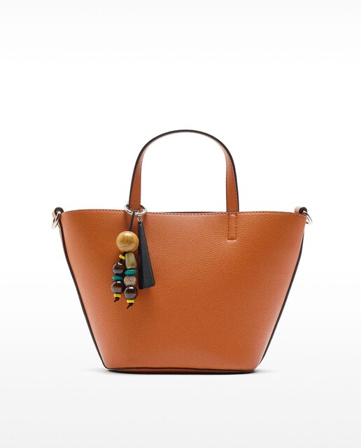 Imagen 0 de Bolso de mano estilo tote convertible a bandolera con cierre de cremallera y llavero decorativo en liso