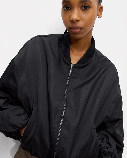 Imagen 0 de Chaqueta de mujer estilo bomber con cremallera