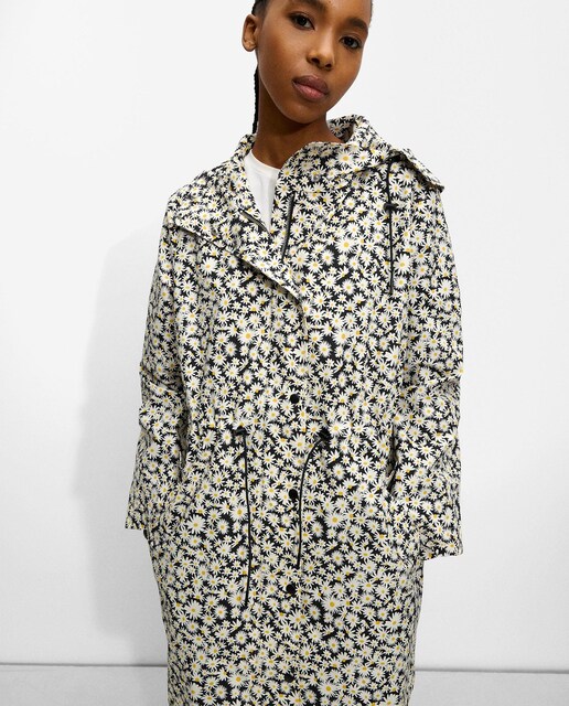 Imagen 0 de Chubasquero de mujer con capucha y estampado floral