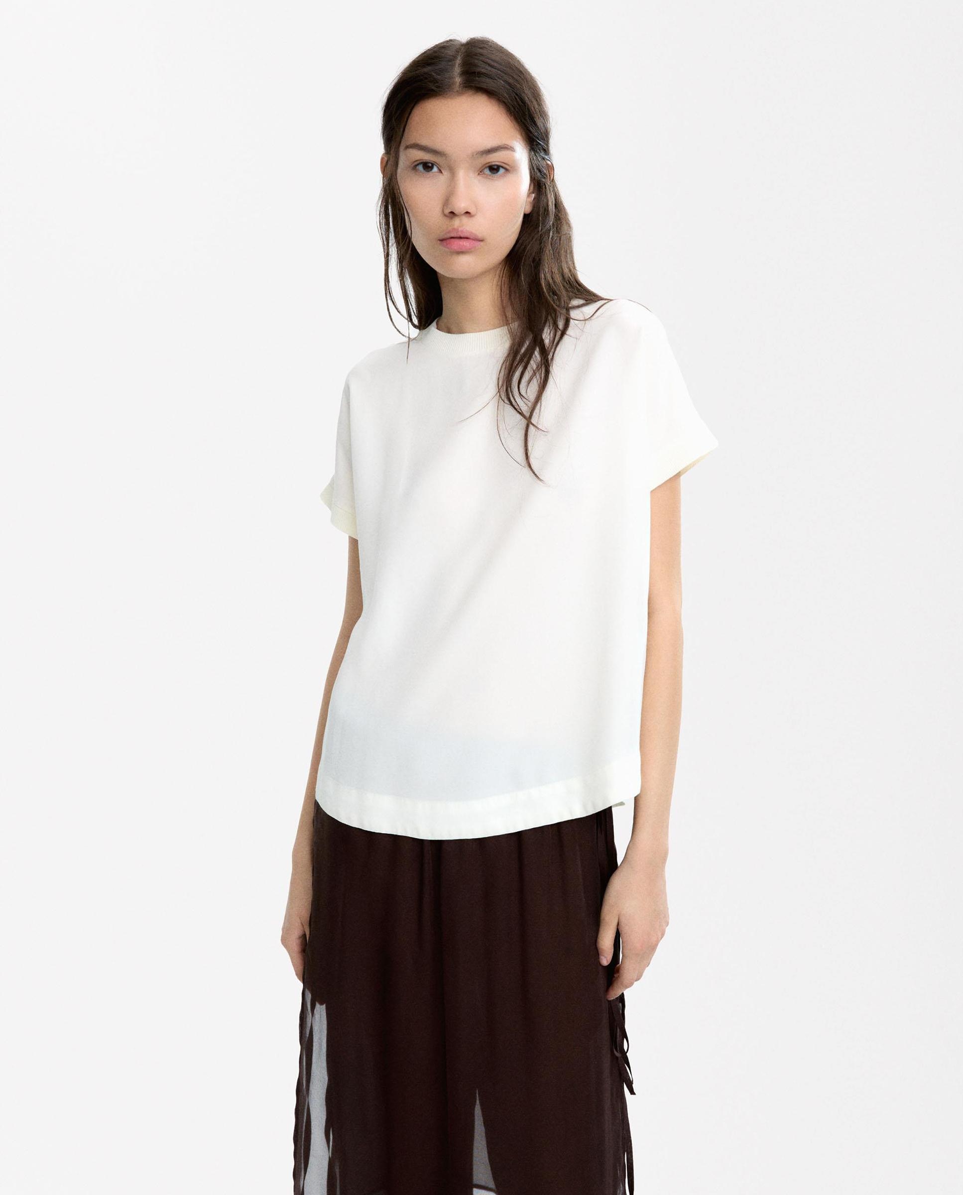 Parfois - Camiseta de mujer de manga corta con detalles canalados en bordes.