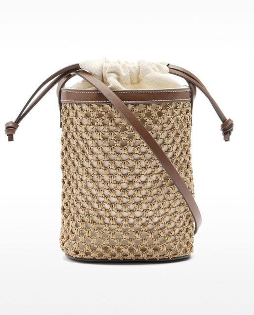 Imagen 0 de Bandolera de mujer estilo bombonera efecto rafia con cierre de cuerda en liso