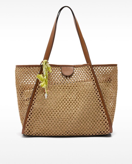 Imagen 0 de Bolso de hombro estilo shopper efecto rafia con neceser extraíble en liso